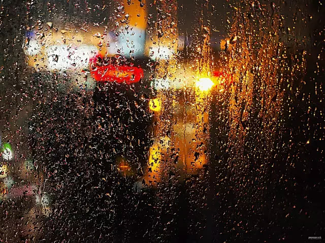 雨夜重逢，梦回往昔——解析12昨晚梦见我前男友开车带我，雨下得可大了的深层含义