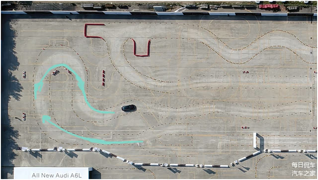 缓。看到红灯后刹车（感受制动系统），紧接着是右手直角弯后接回头弯。刹车调整车速，做入弯动作，整个车身