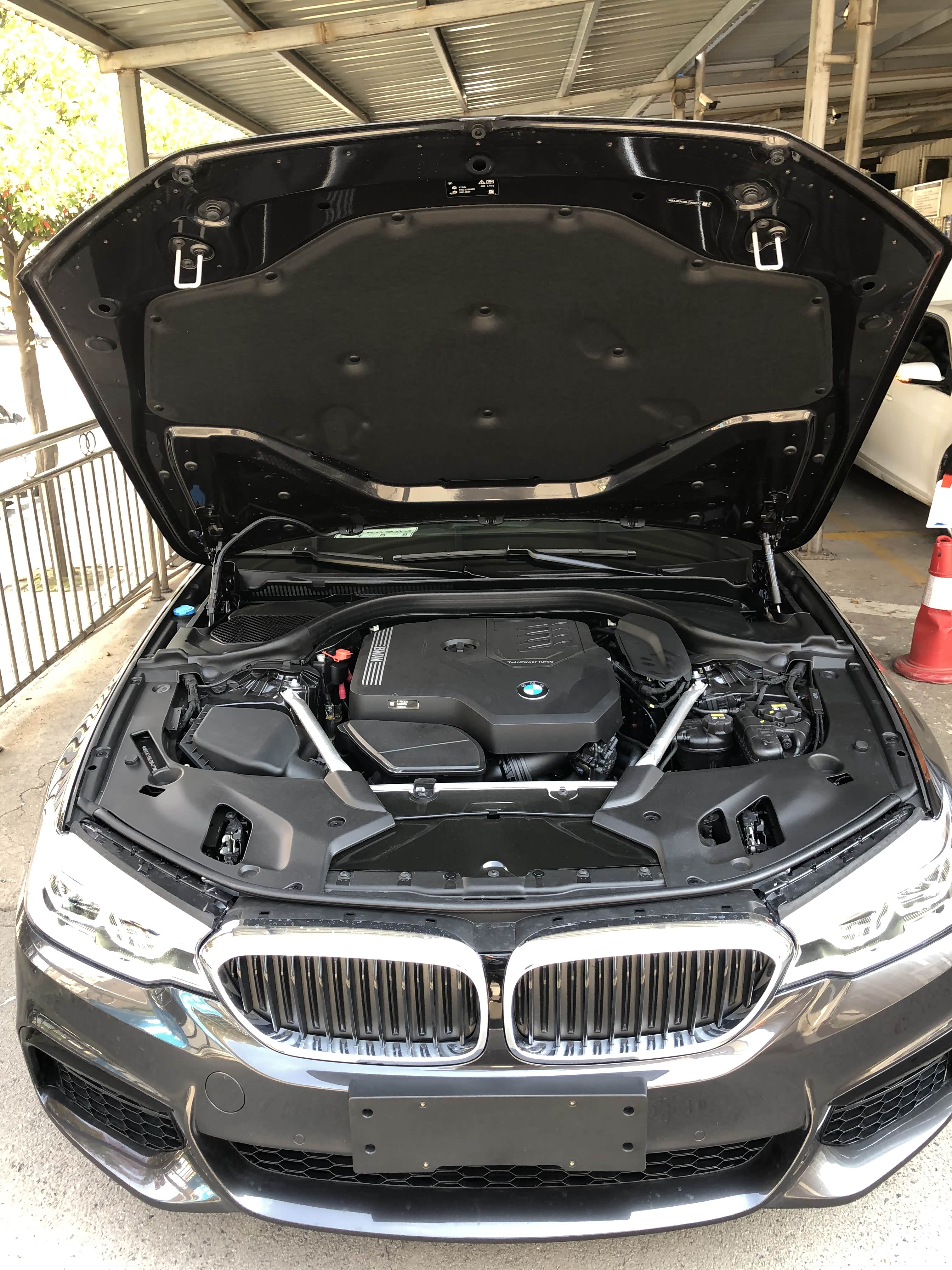 车管所验车，验完开始整改。后面有辆新3和新7都跑过来围观了一下小灰