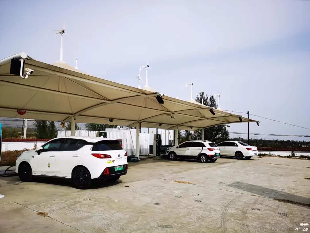 三位充电的小伙伴，都是京牌电动车