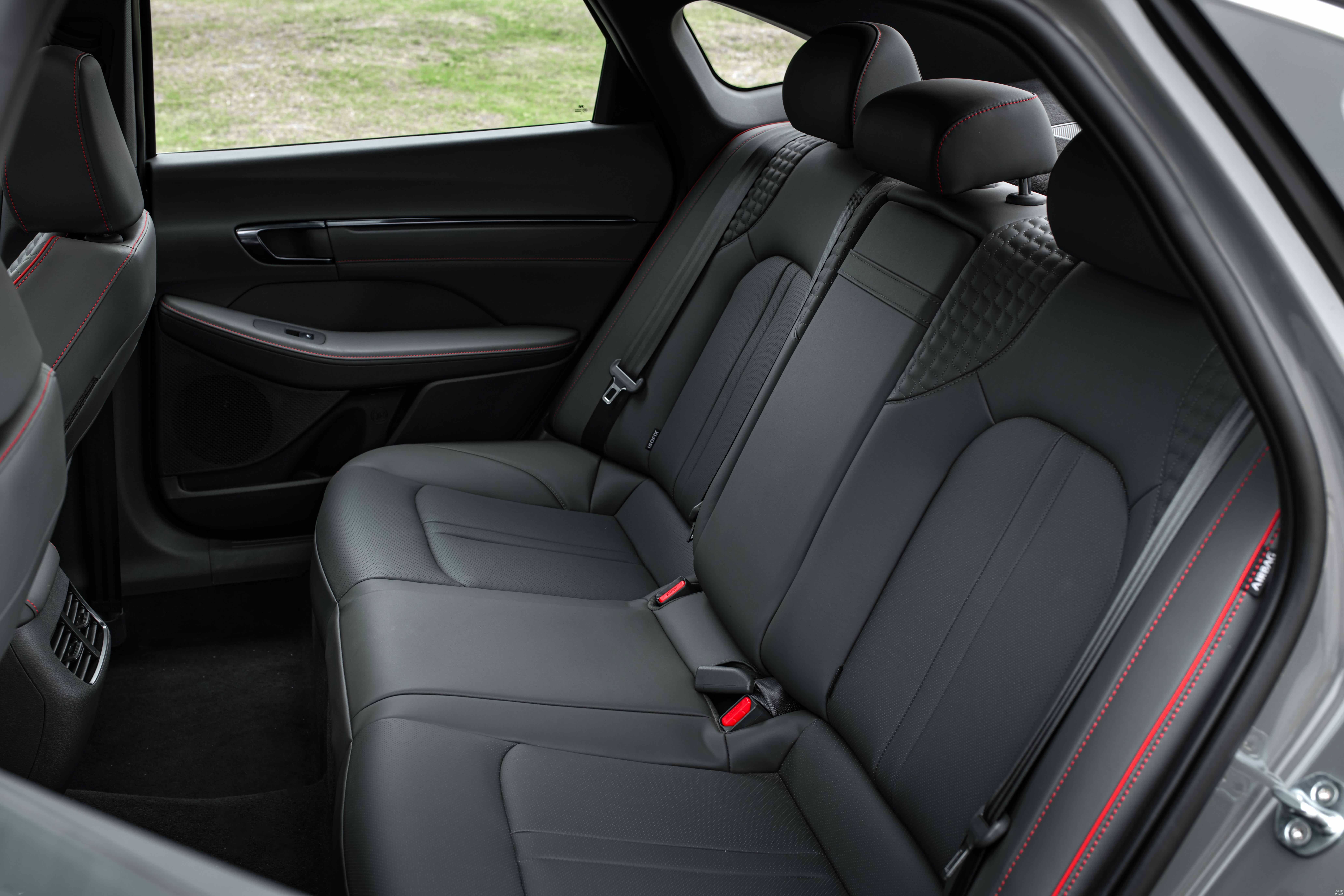 采用了菱形花纹，红色缝线装饰