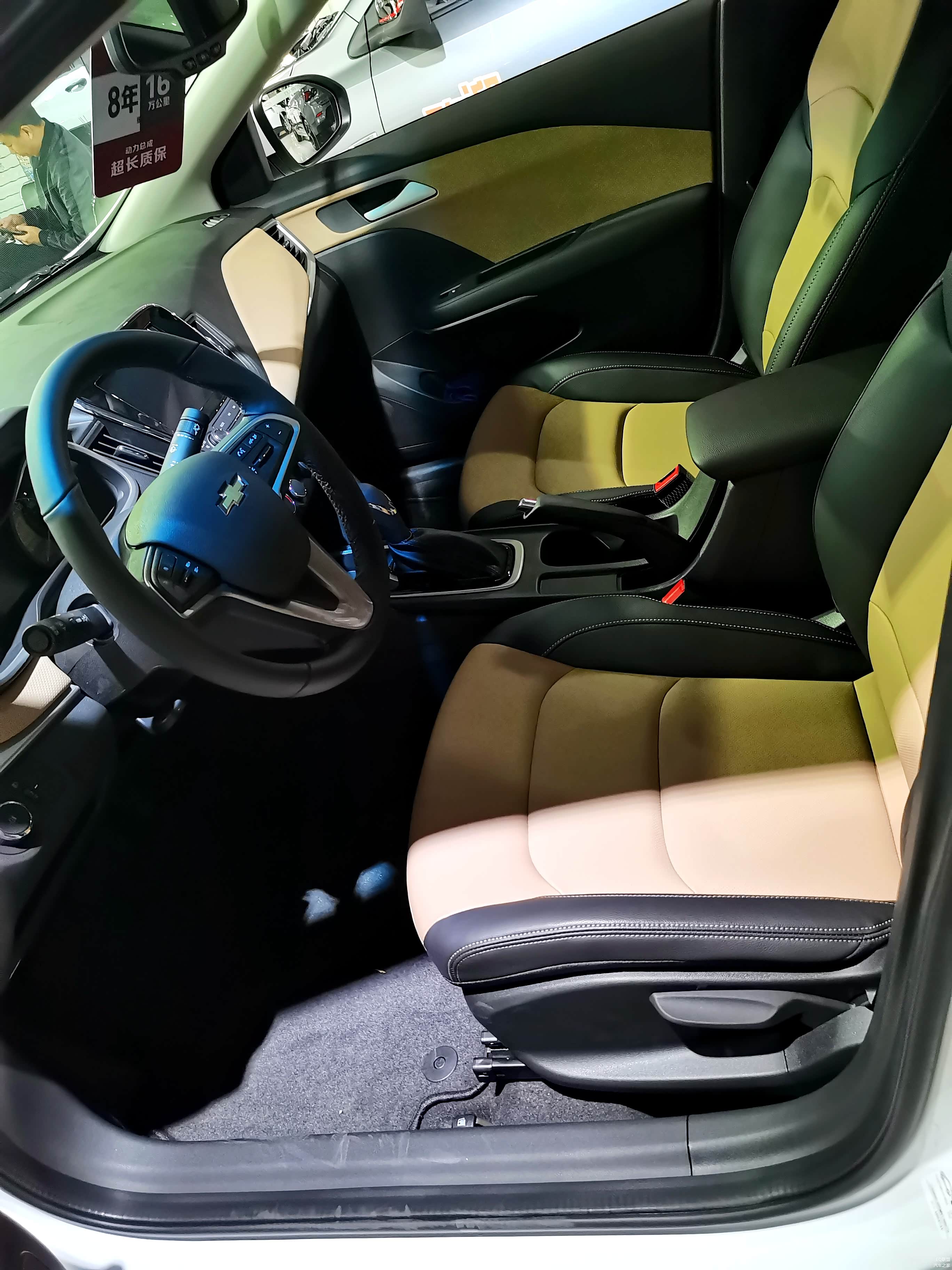 当然也有不尽如人意的地方，就是没有配备电动可控的座椅调节方式。