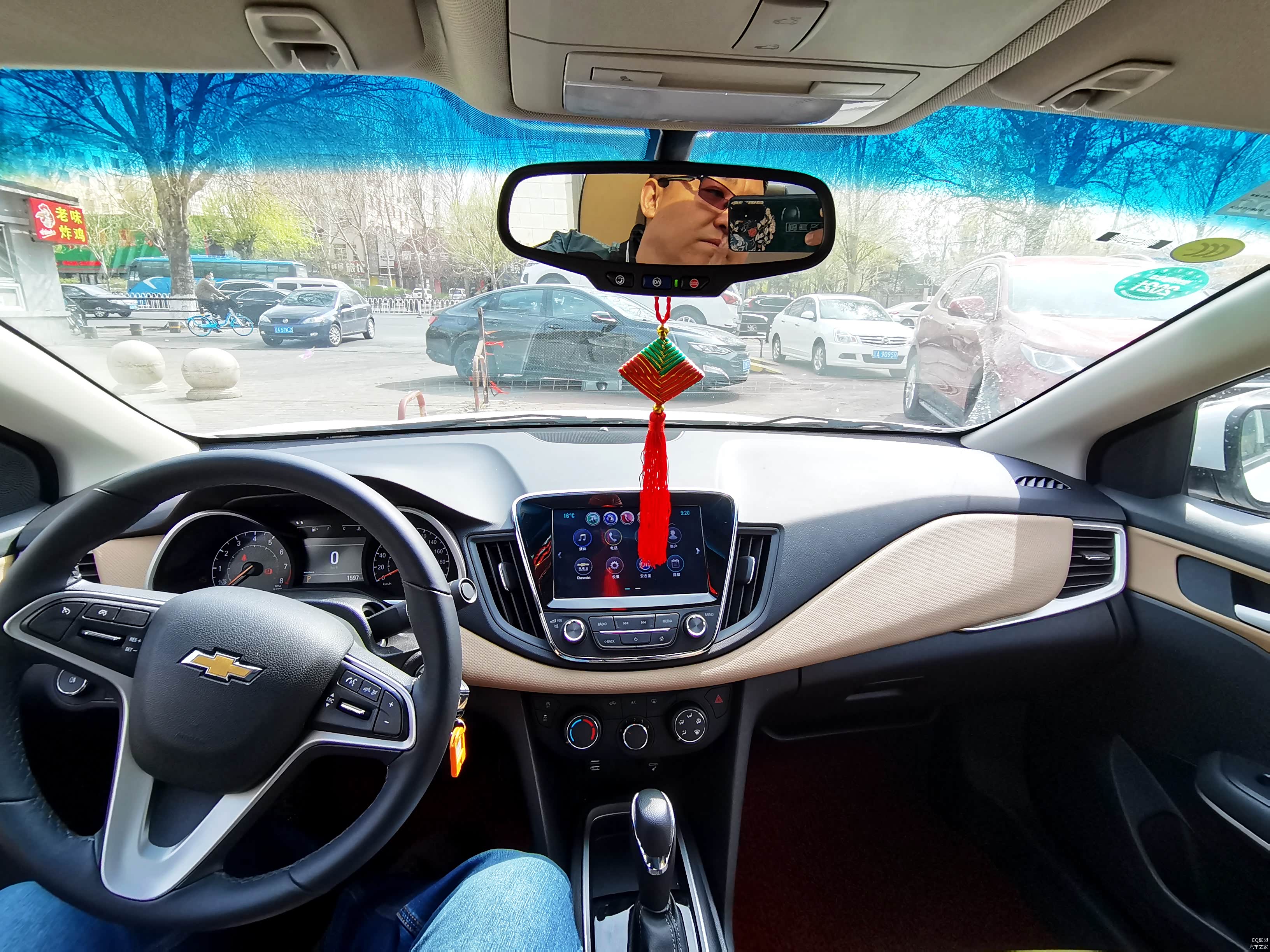 在阳光的照射下看看内饰风格还是挺顺眼的。