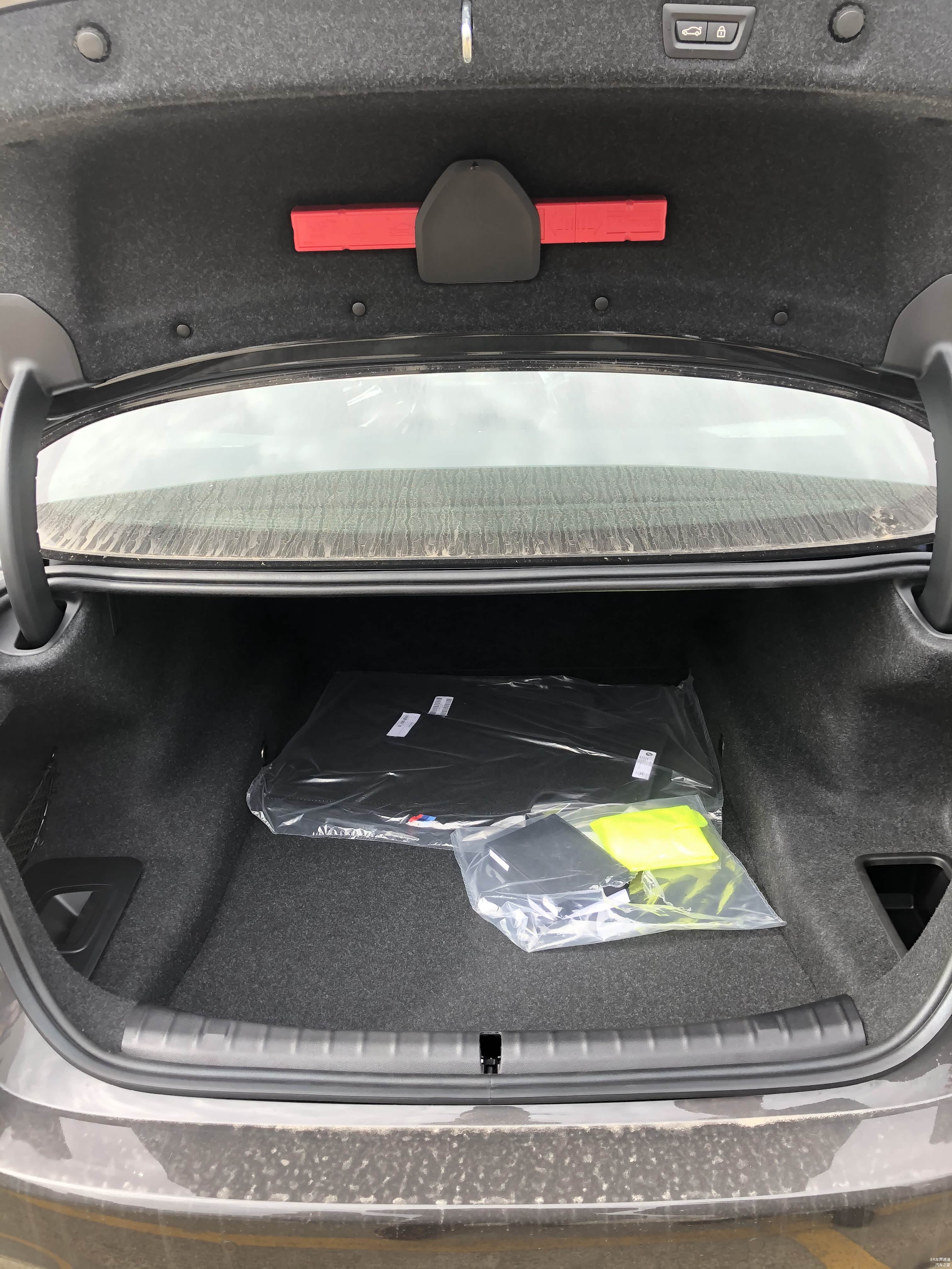 尾箱较长轴长度更深，随车赠送原厂丝绒地毯、反光背心及说明书。