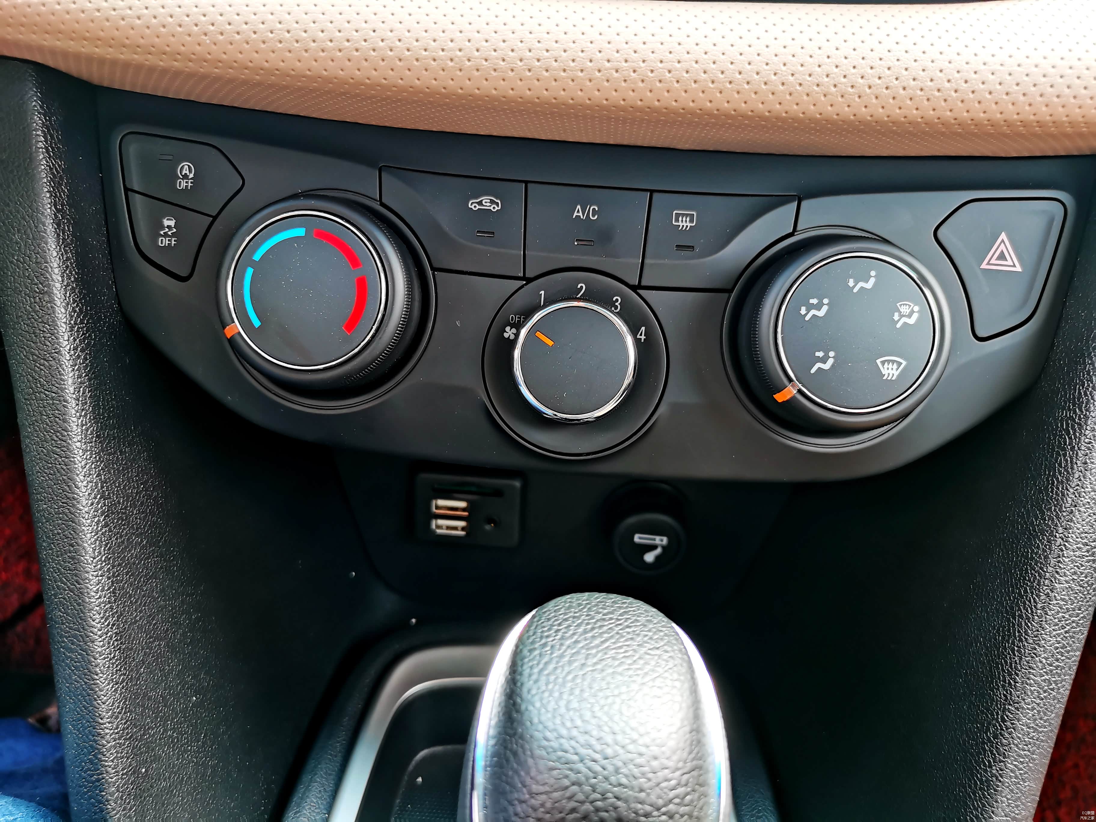 挡把前的中控台就比较简洁了，没什么太多亮点可述~