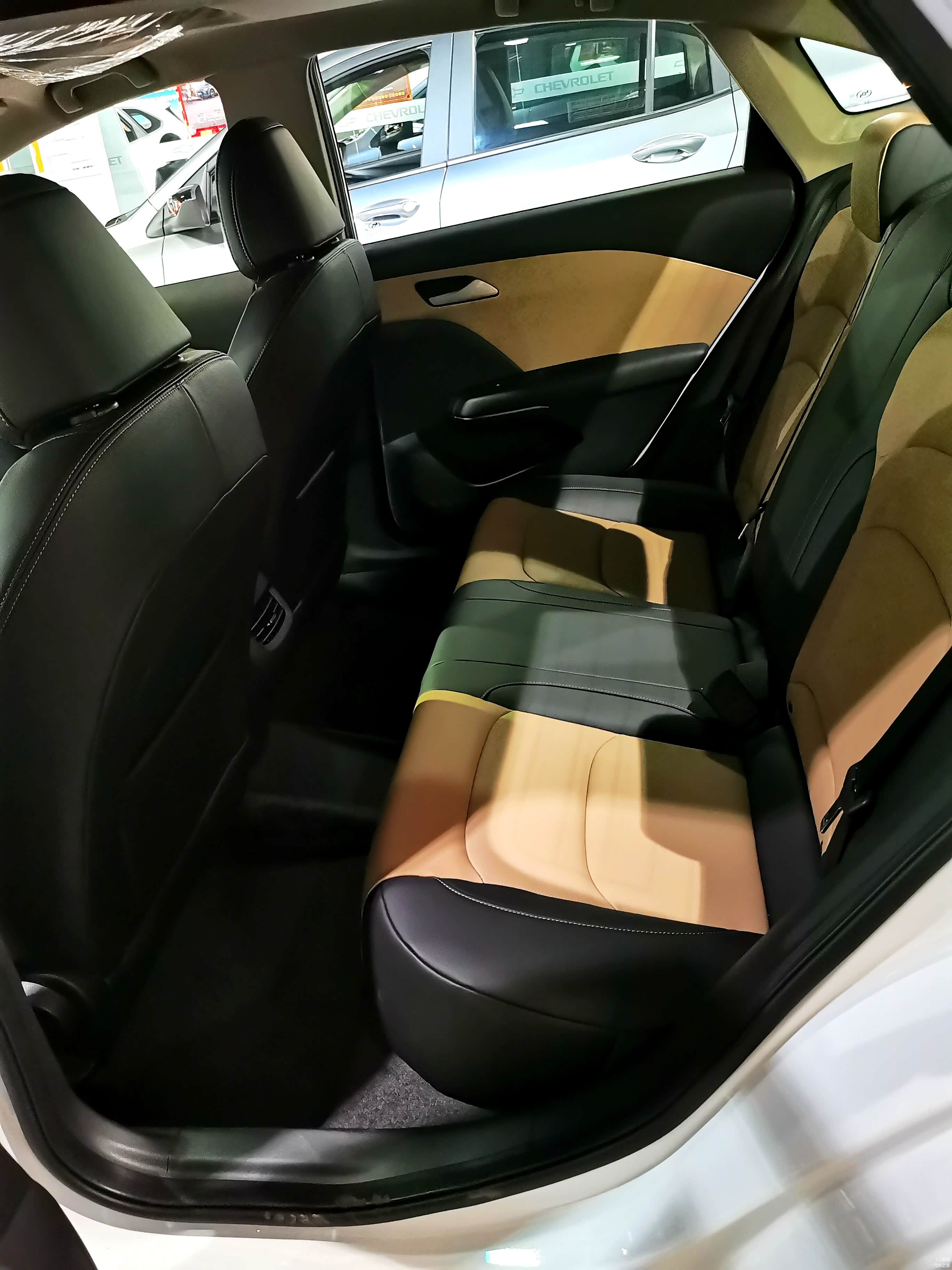 后排座椅空间还是不错的，重点是雪佛兰车型很少会牺牲座椅长度来提升间距感，这点是比某些车型更实在的。