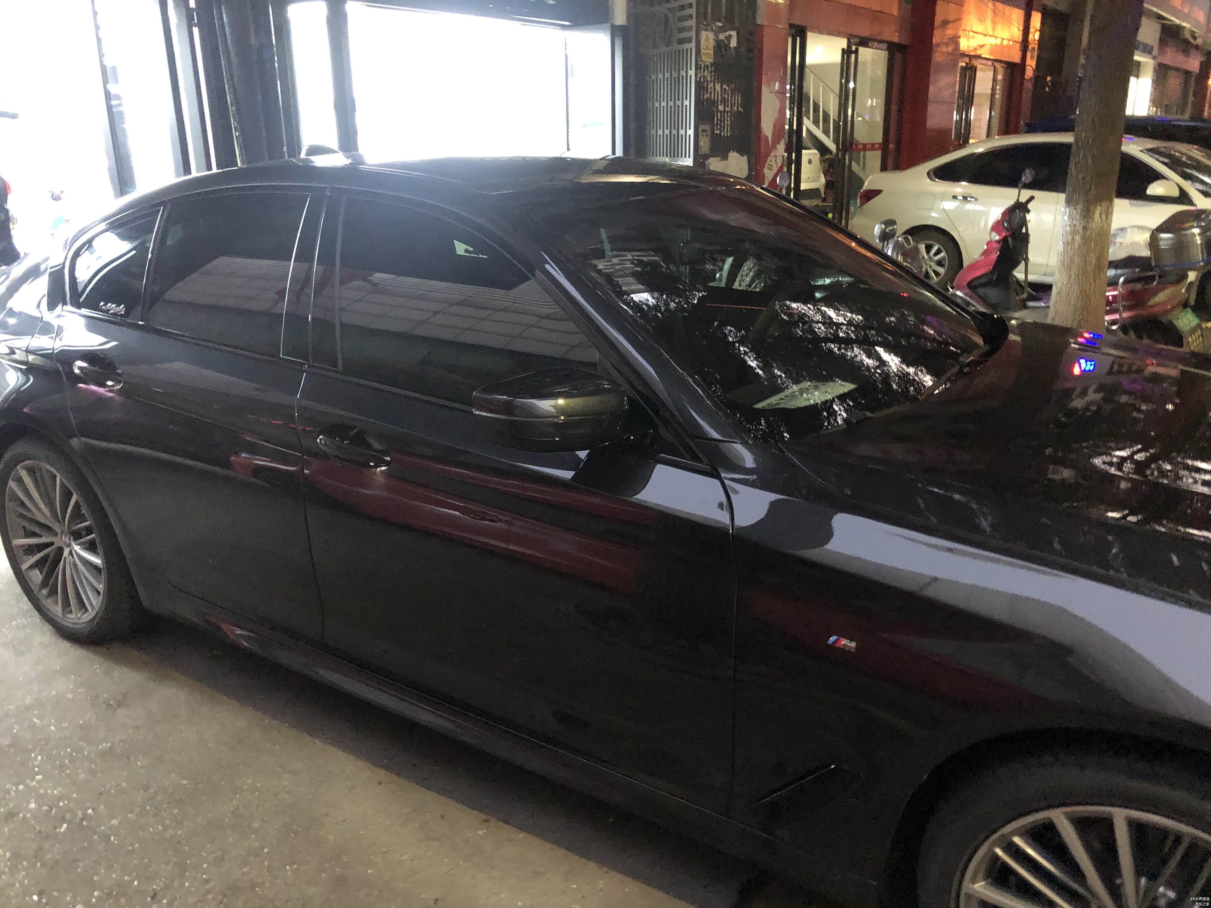 已贴深色太阳膜，颜色倒是比较搭，就是20款全系铝饰板，深色膜晚上和雨天内饰反光比较严重，新司机慎贴