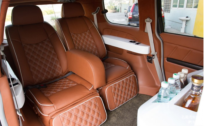 四座版艾力绅，中间一体式吧台，放水和饮料饮用；