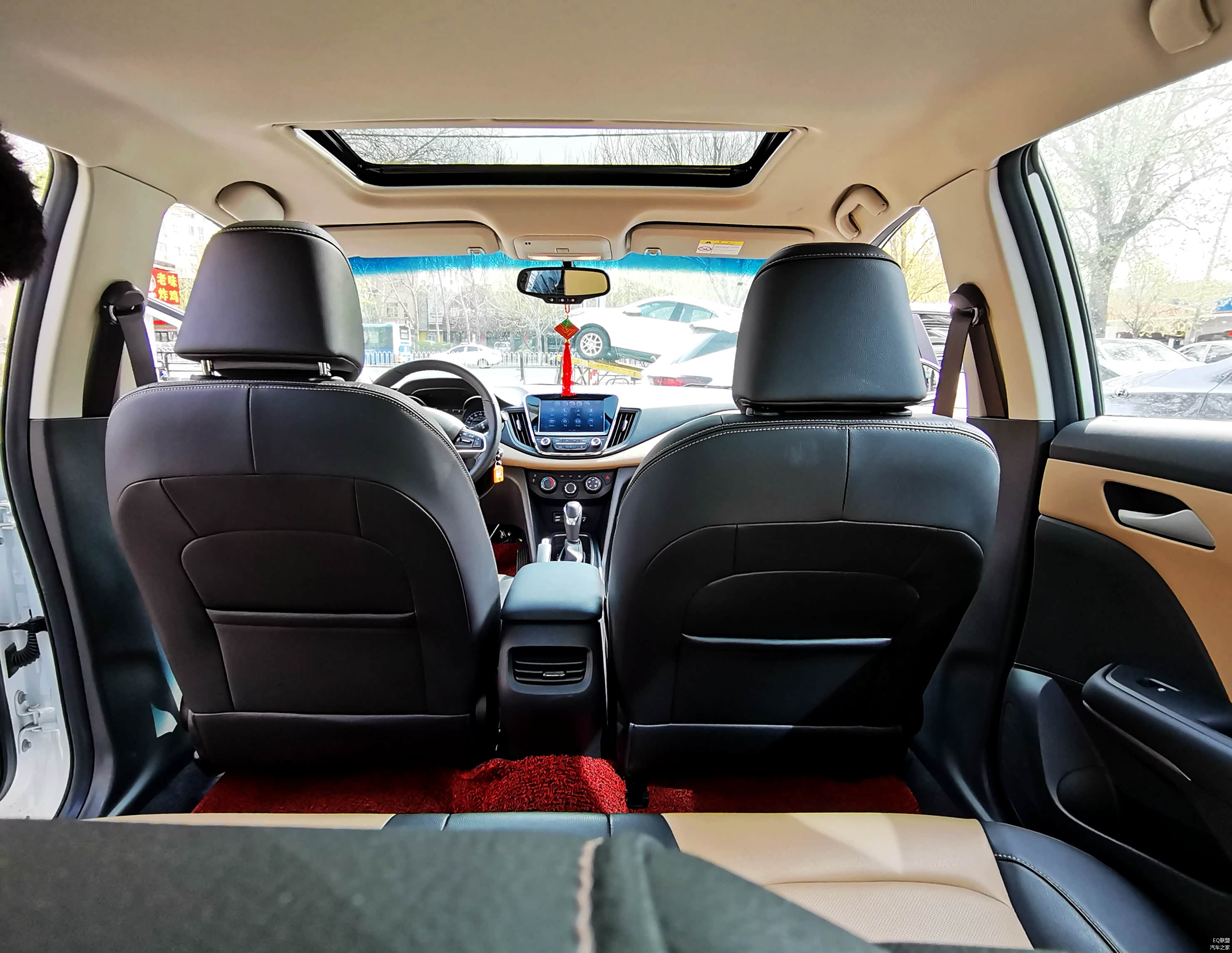 轿车是很少有全尺寸天窗的，在这里看过去空间感还不错。