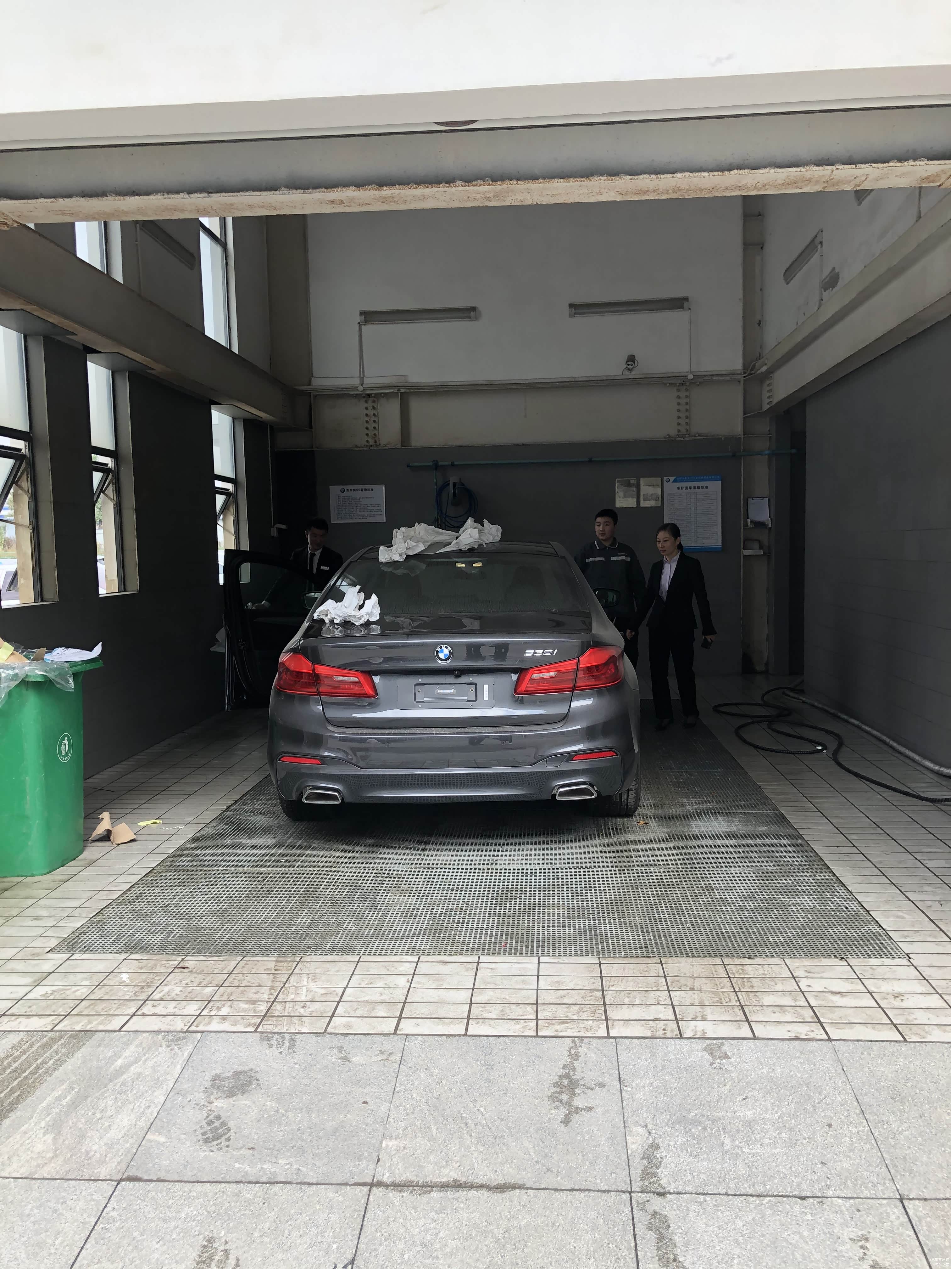 积了厚厚的灰，赶紧洗车。