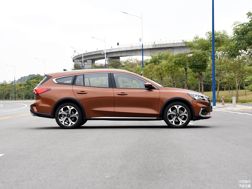 虽然加长了车身，但福克斯猎装版的车尾并不显累赘笨拙，相比两厢版及三厢版更是多了一份舒展与从容