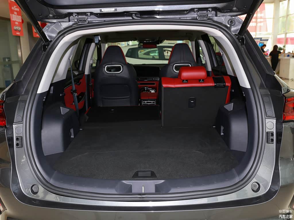 长安CS75 PLUS的行李箱拓展水准明显更贴心一些，但底板离地比较高也是SUV产品无法回避的缺点
