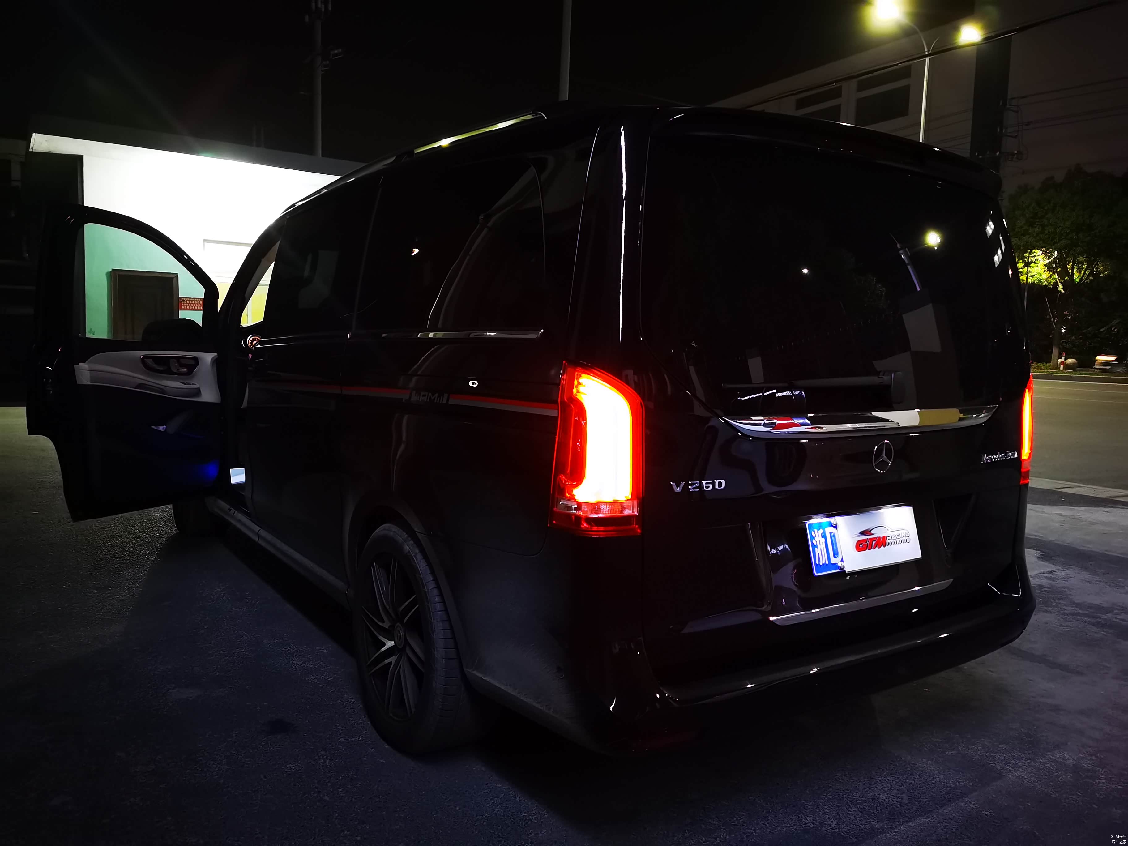 后尾部也同样是LED的尾灯，奔驰V的专属。