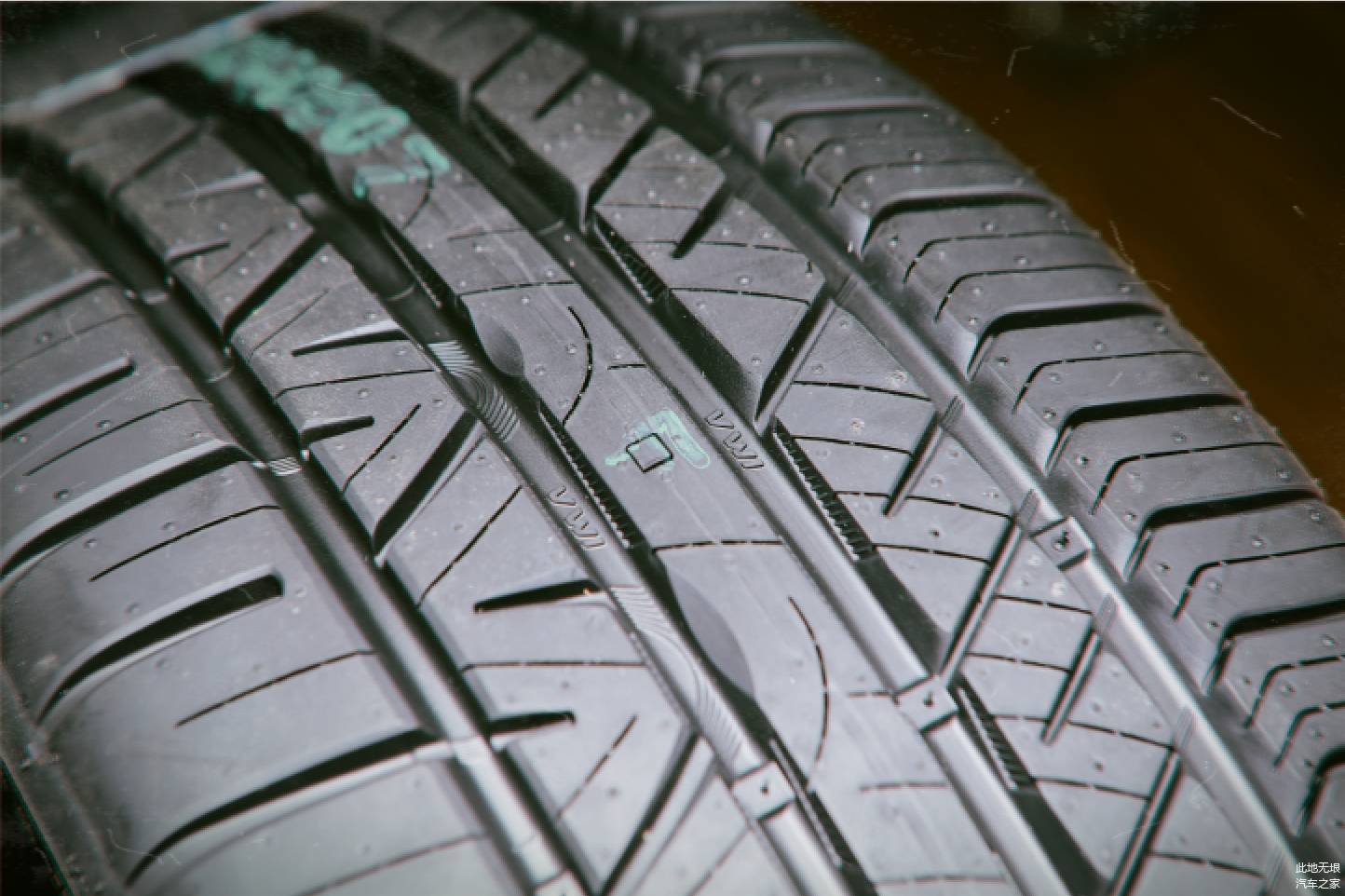 VWI可视化磨耗指示 位于轮胎胎面中间位置 可直观显示轮胎磨损情况