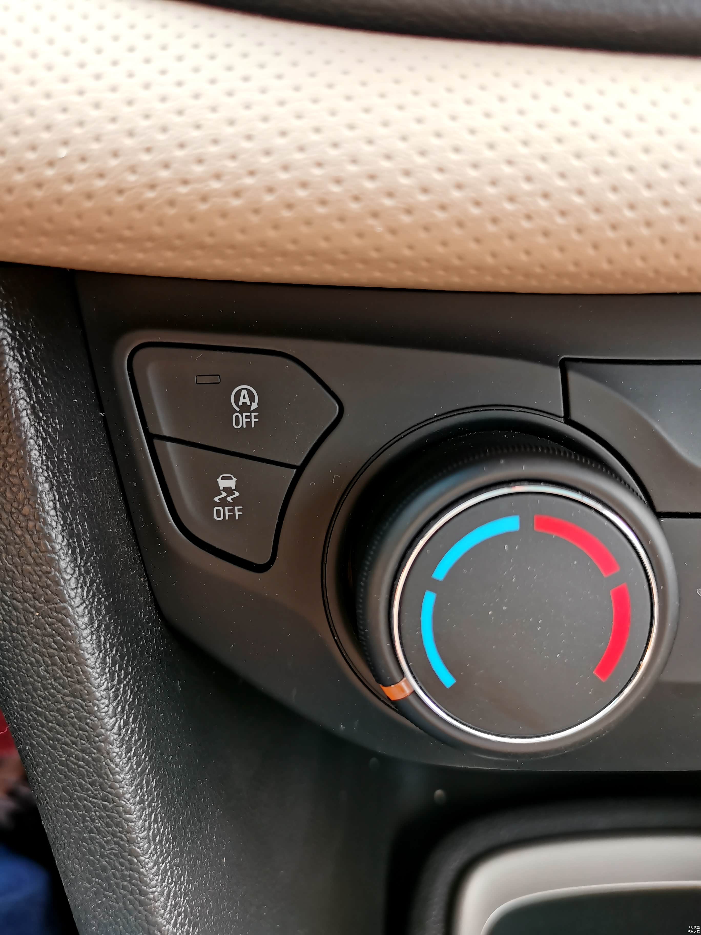 带发动机启停按钮，还有ESP主动关闭按键。