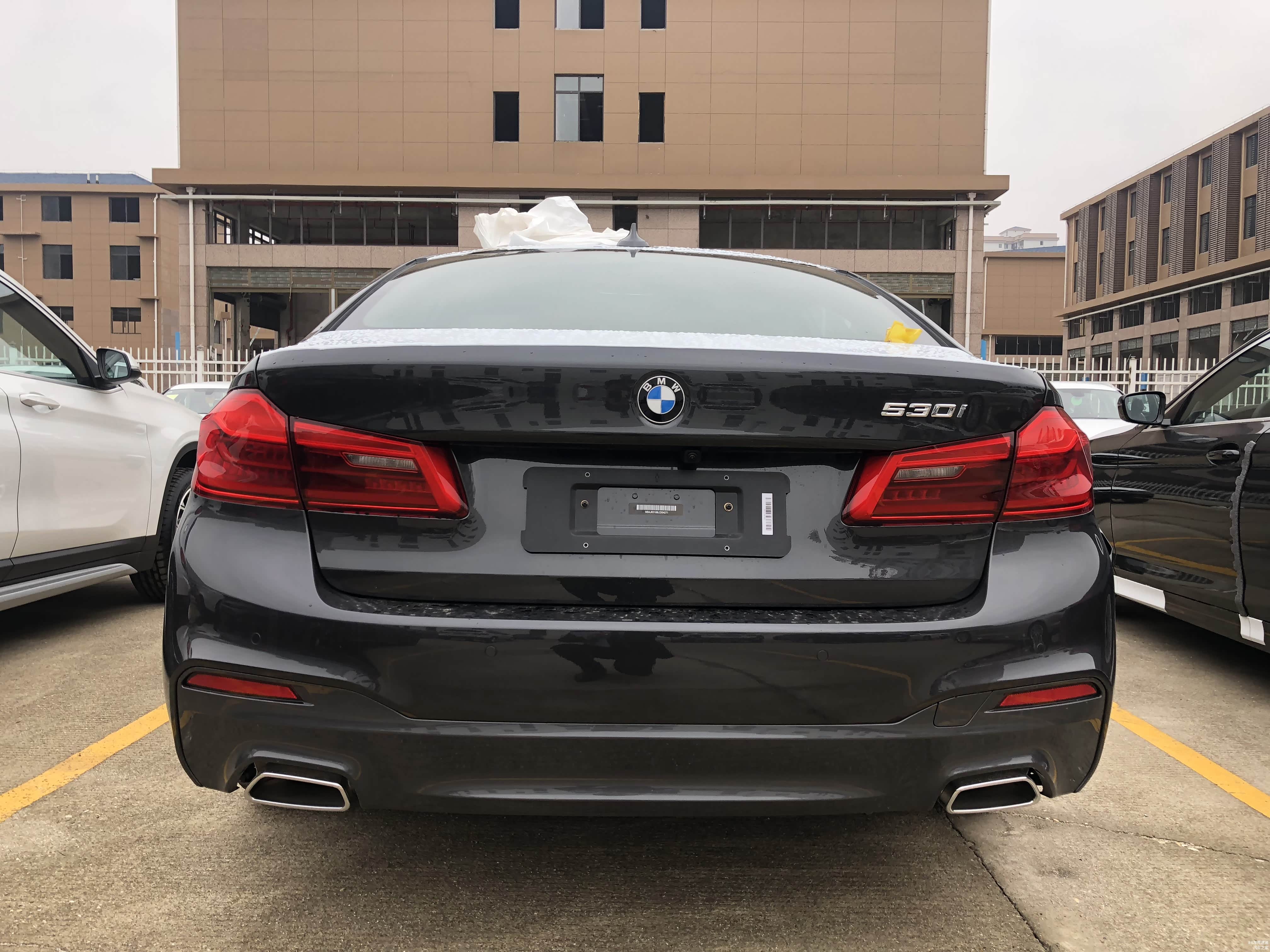 神秘灰的恰到好处，就是车色能与被人诟病的M运动尾杠颜色浑然一体。