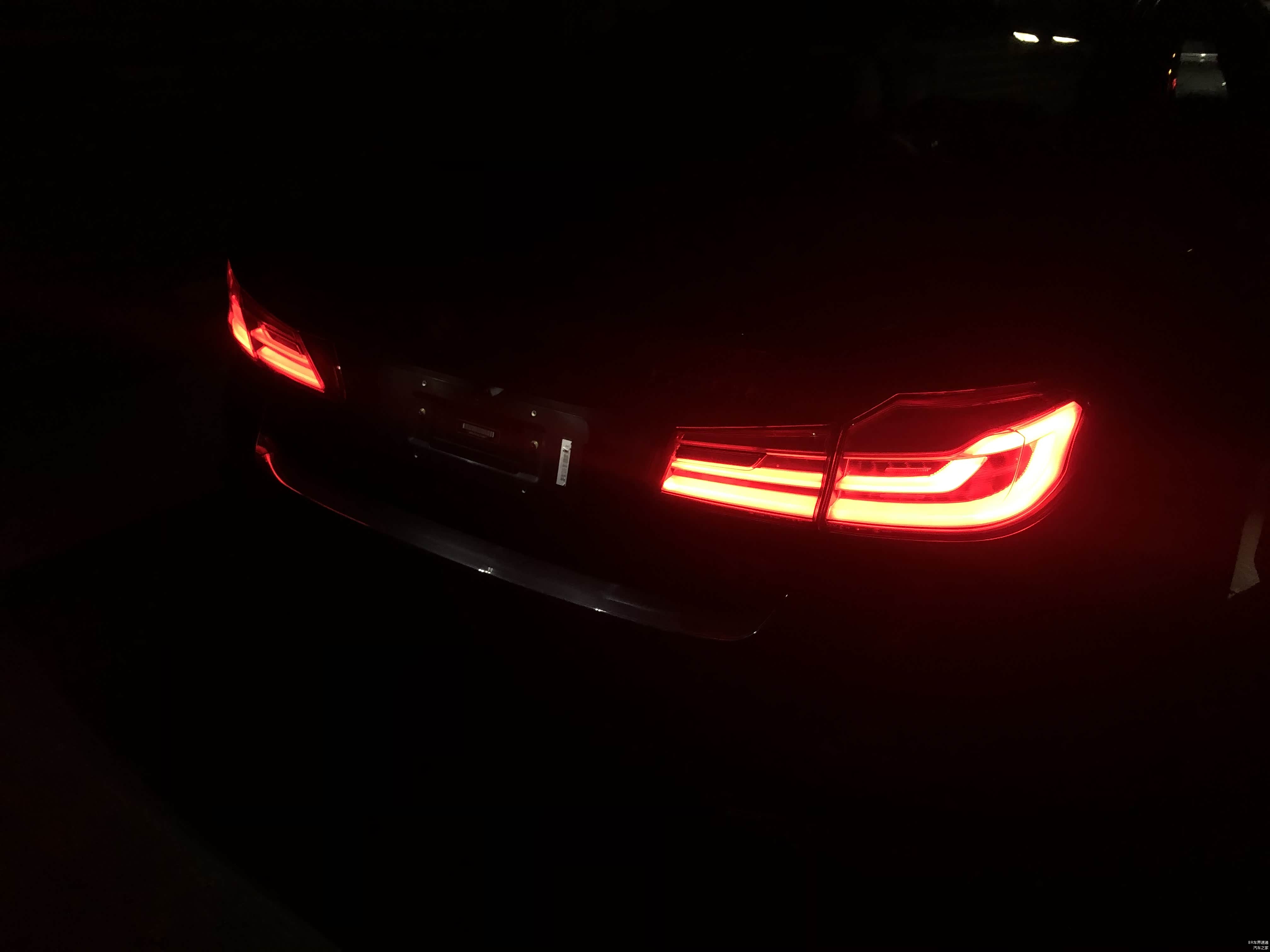 尾灯单独亮起也是有很不错的视觉效果的，从中改谍照看，下代尾灯形状还是没有变化，仅内部结构改变。