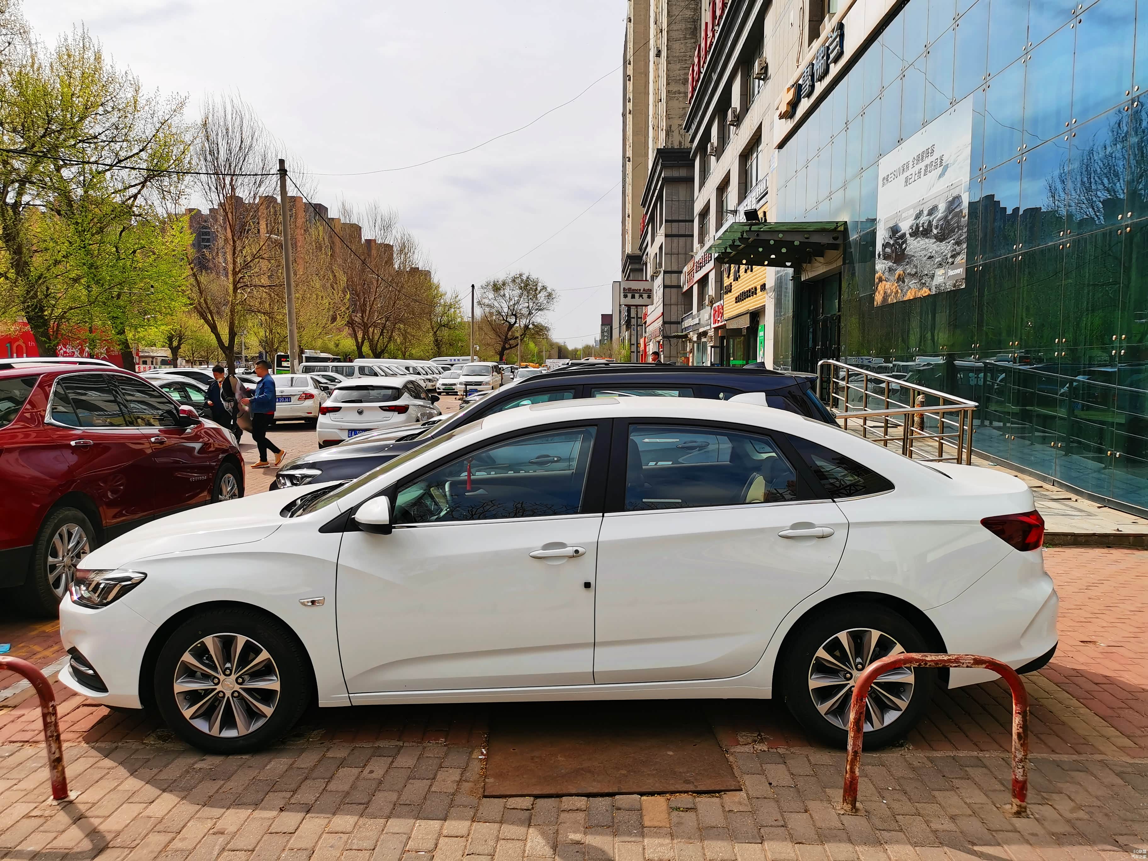 沈阳今天的天气多云，阳光不是特别的充足，白色的车身造型也显得不太棱角分明。