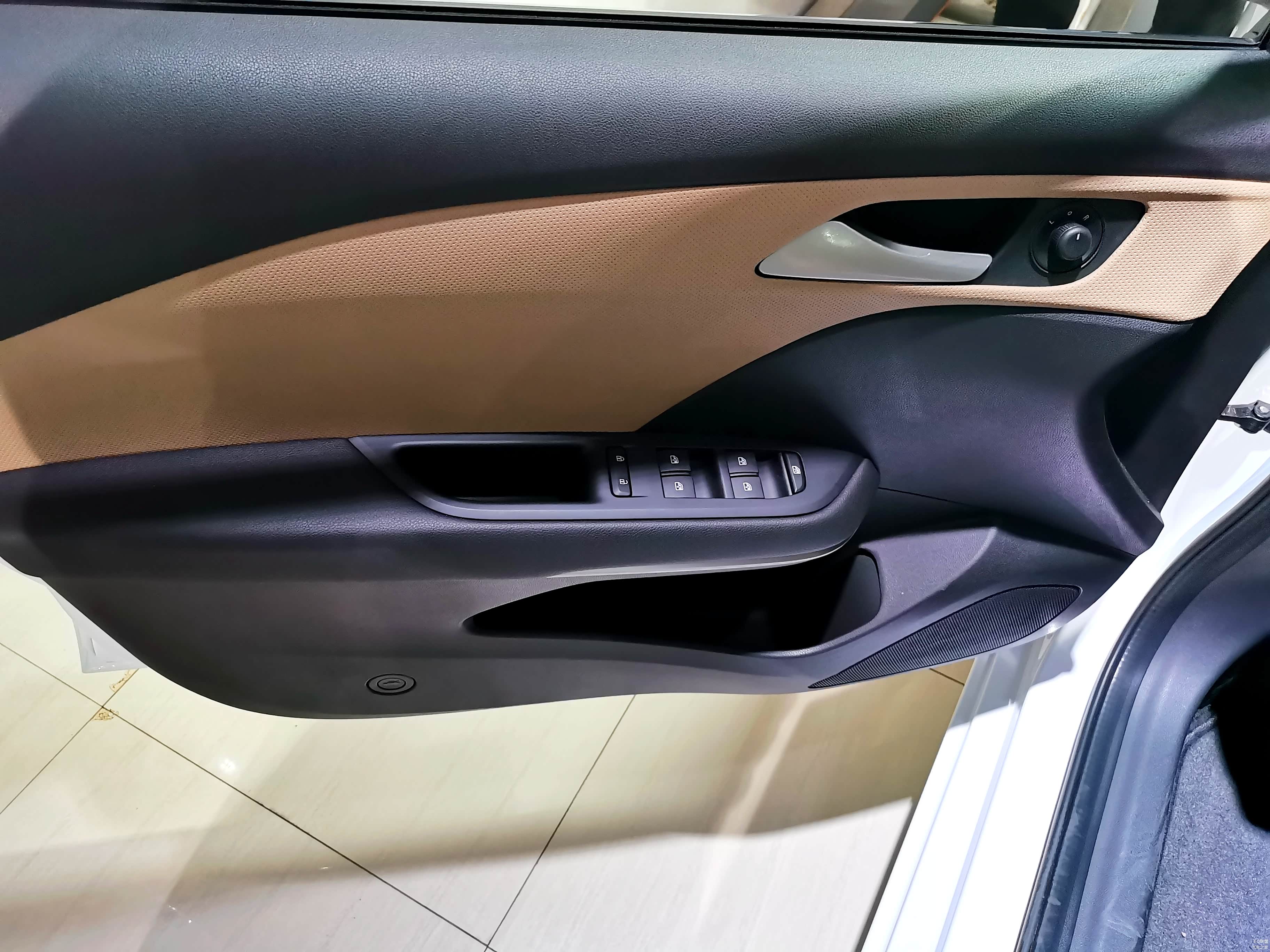 车窗门板显得有些单薄，当然老K也是看惯了大些级别的车子，多了些主观臆断偏见。