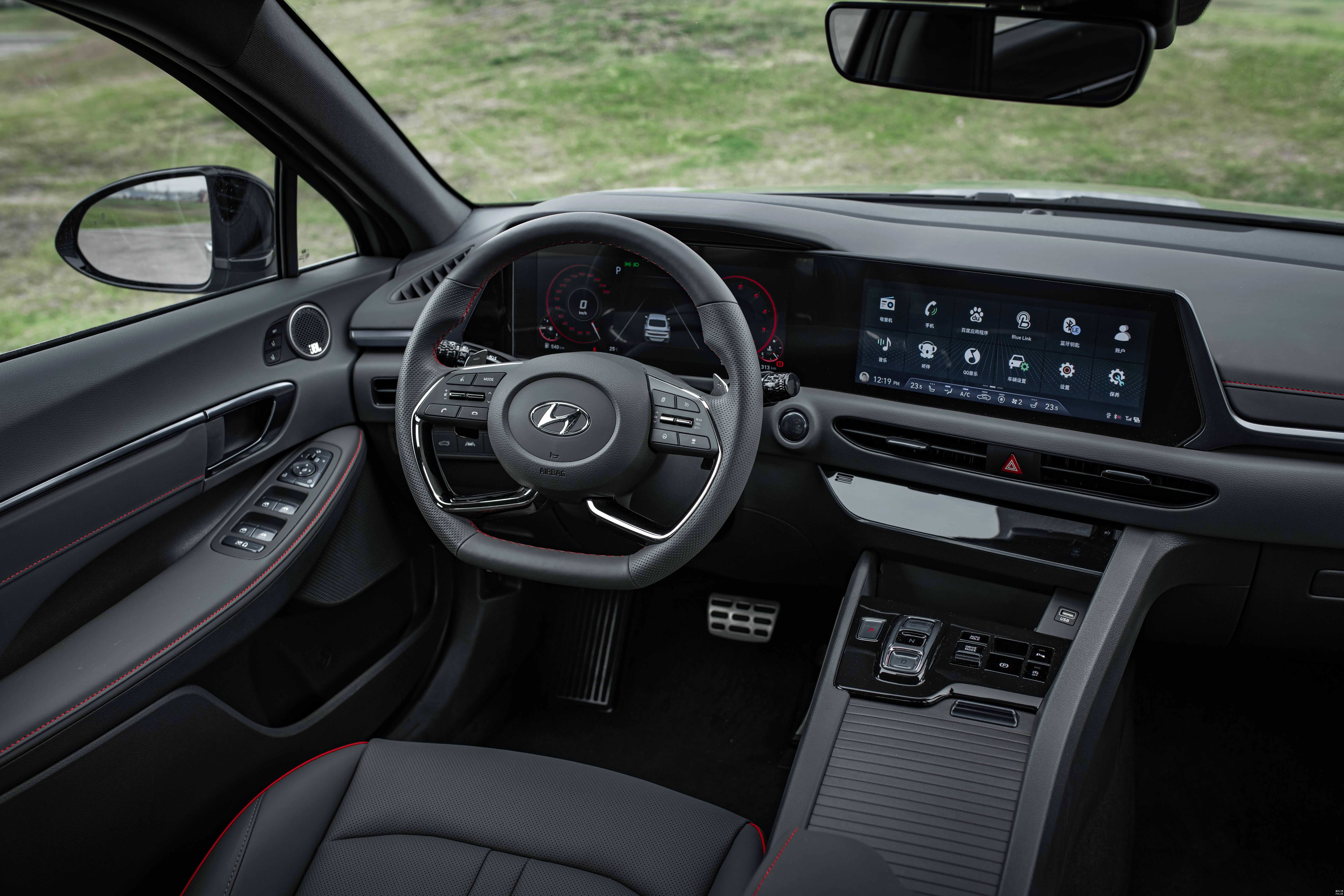 双大尺寸液晶屏设计具有很好的视觉效果