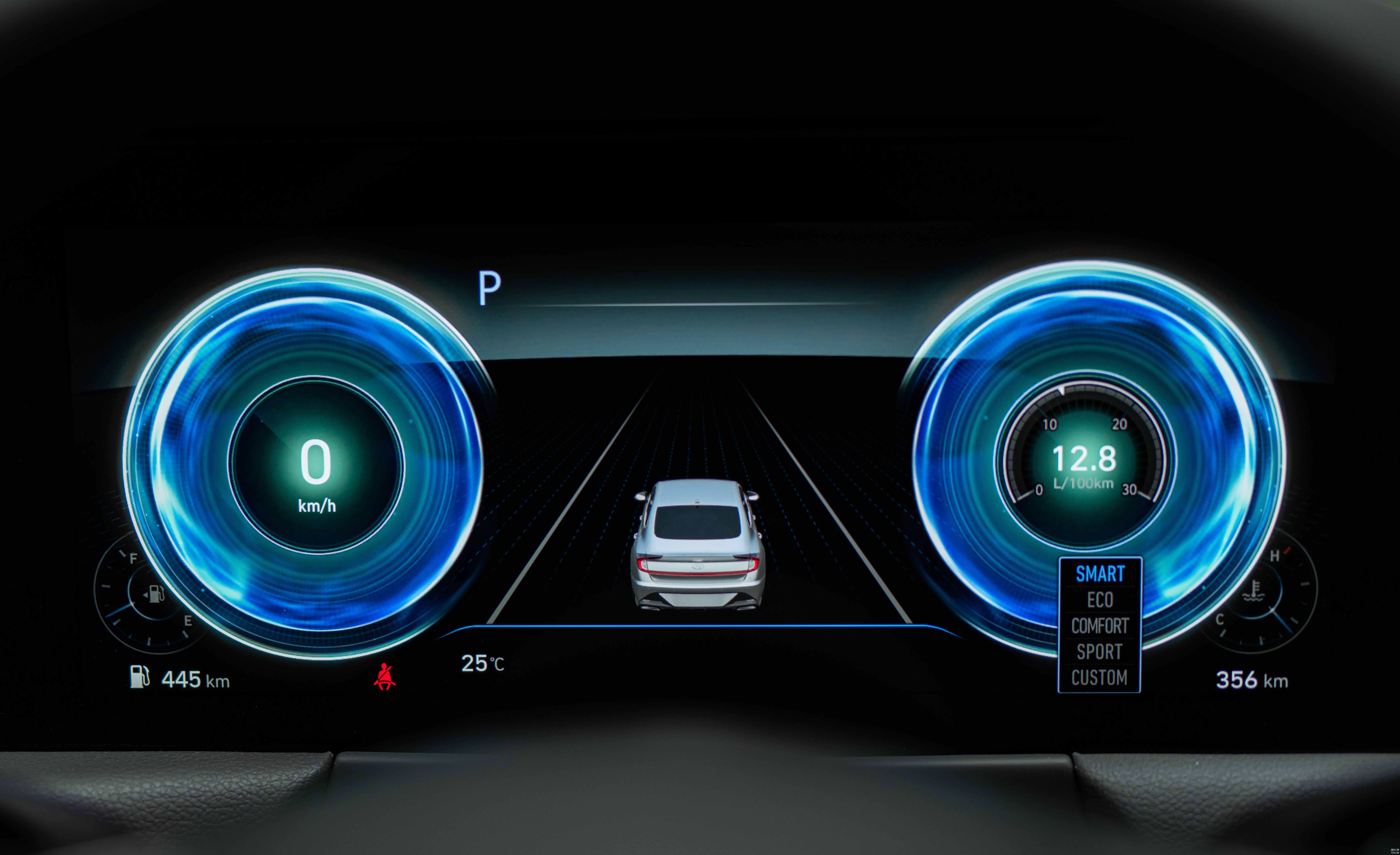 方向盘后方是一块12.3英寸液晶仪表盘，不同驾驶模式会发生变化，并支持自定义界面功能