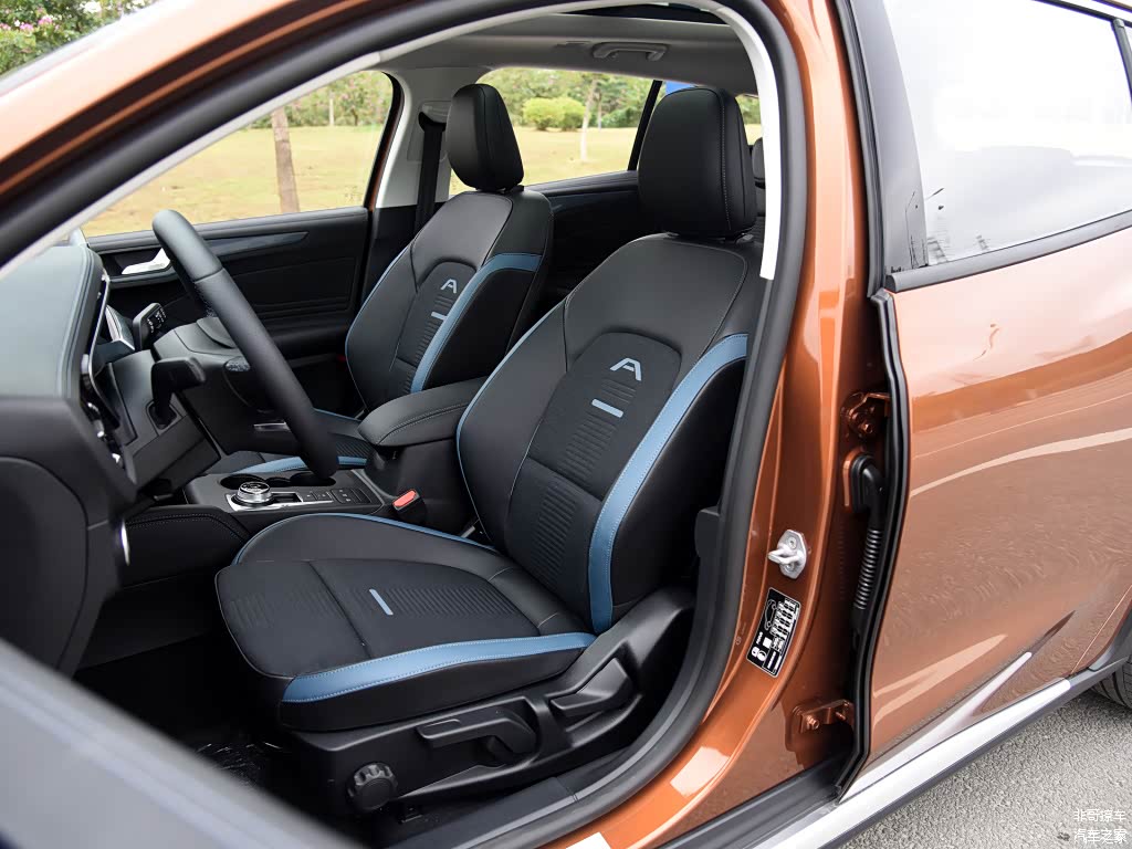 前排的座椅舒适度及运动感都做得不错，但在座椅调整功能上明显太基础了一些