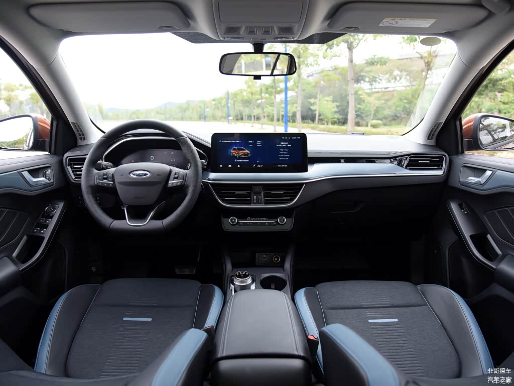 个人感觉福克斯猎装版的内饰氛围与车型不大相符，作为一款生活感很强的产品内装应该更温馨一些