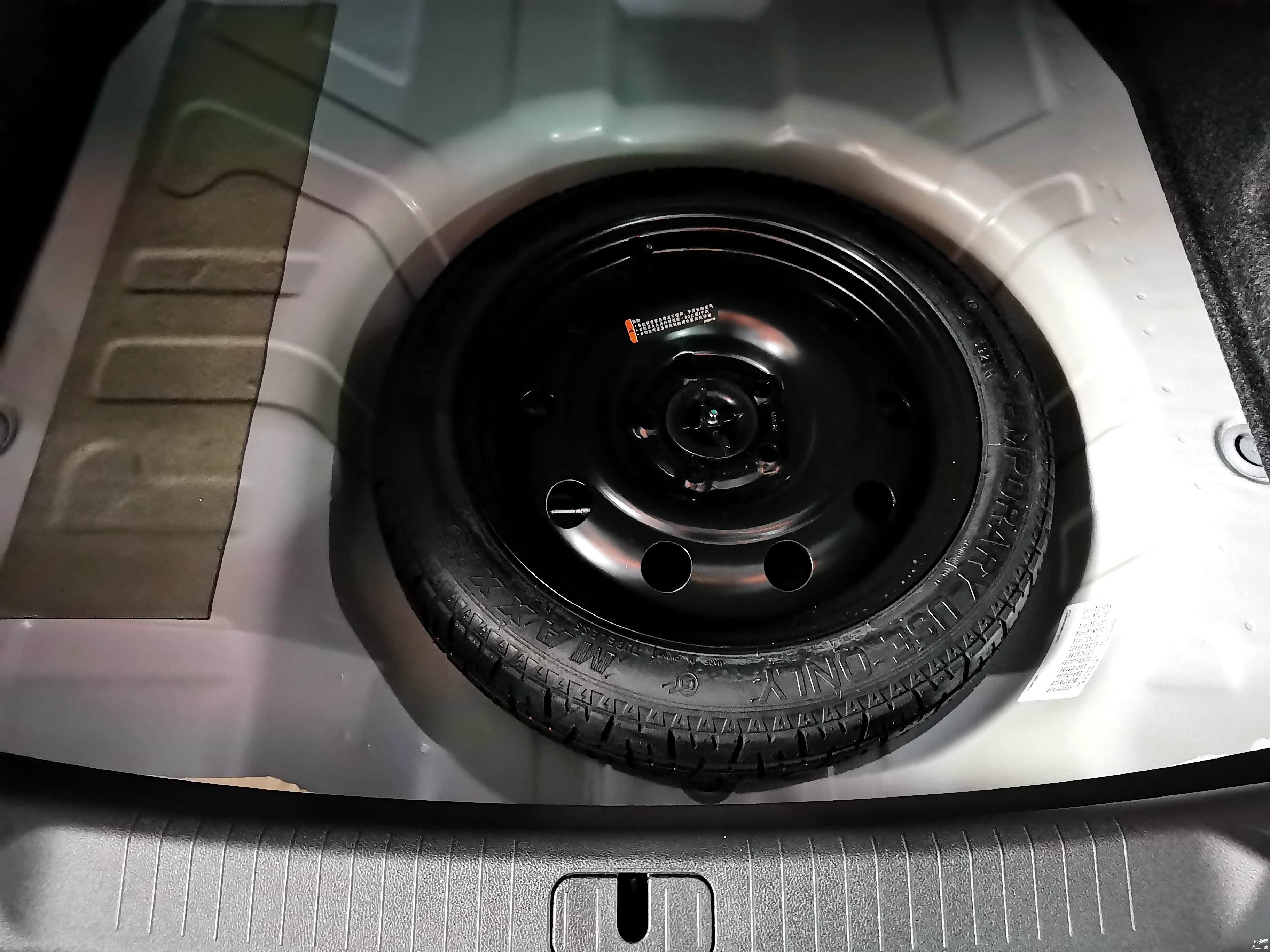 掀开盖板，下面必然是个非全尺寸的备胎了。