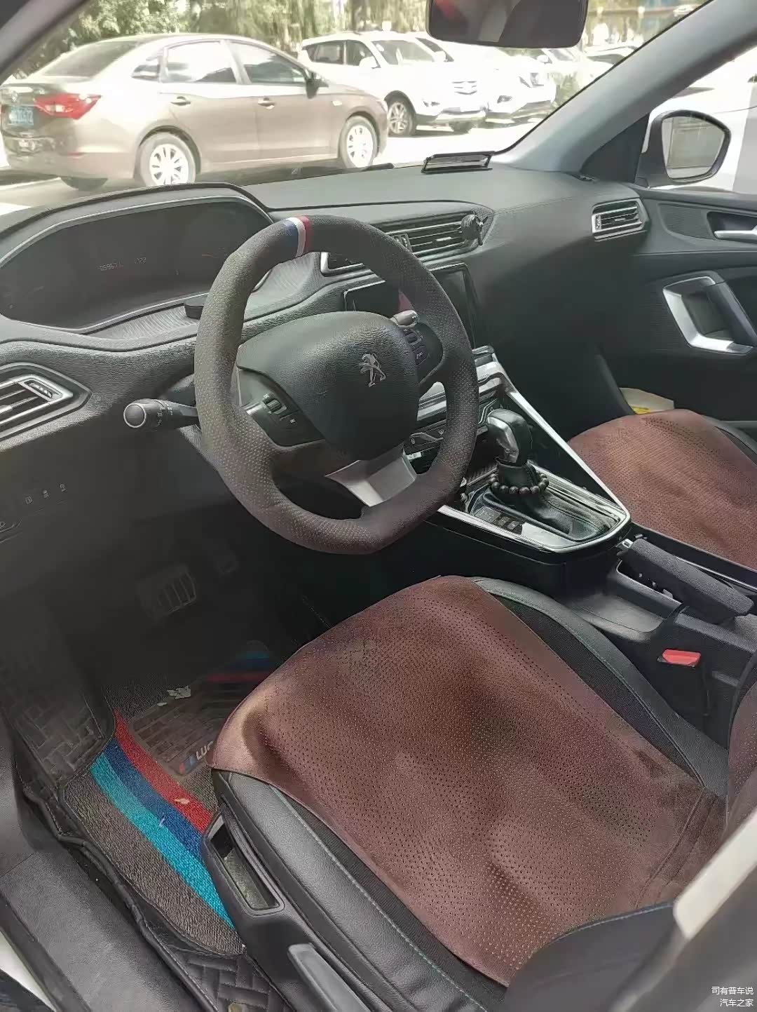 308的内饰和408很像，外观上也像是缩小版的408