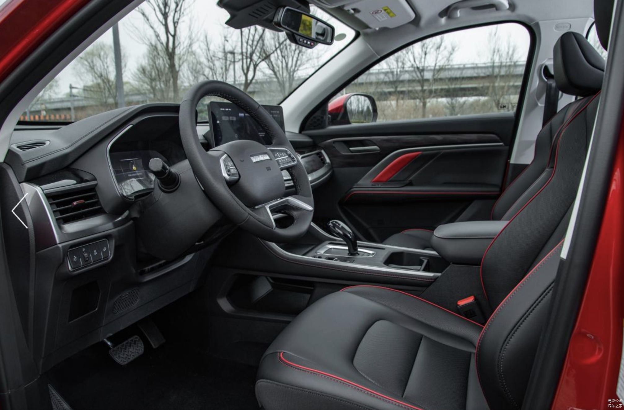 H6国潮版的内饰采用环绕式风格