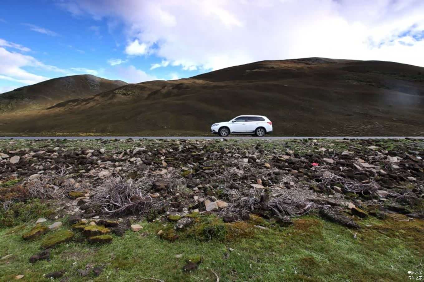 一路翻山越岭的白龙马（三菱欧蓝德）额，姐夫刚买的车子被我们征用了，前一万公里基本上我给他开出来的。