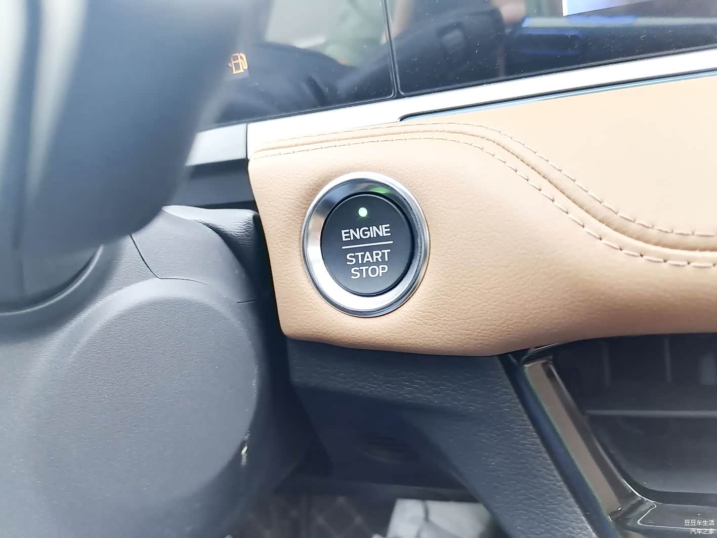 发动机一键启动按钮。