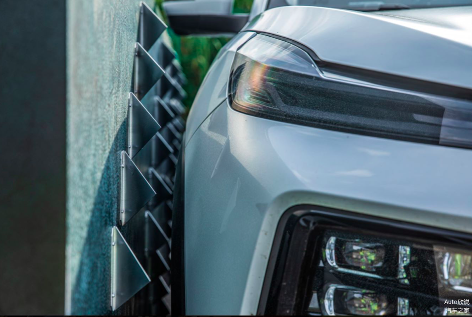 车身与刀片之间的距离仅有成年人手掌那么长