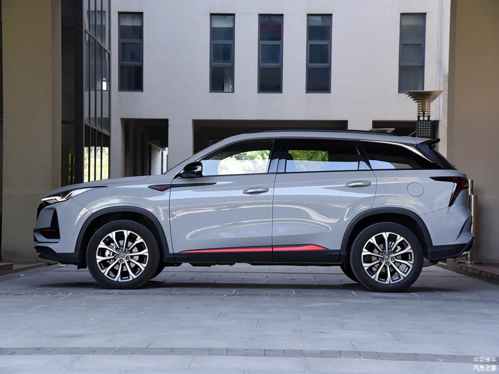 长安CS75 PLUS高大威猛的外部形象正是中国消费者沉迷SUV产品的最重要原因