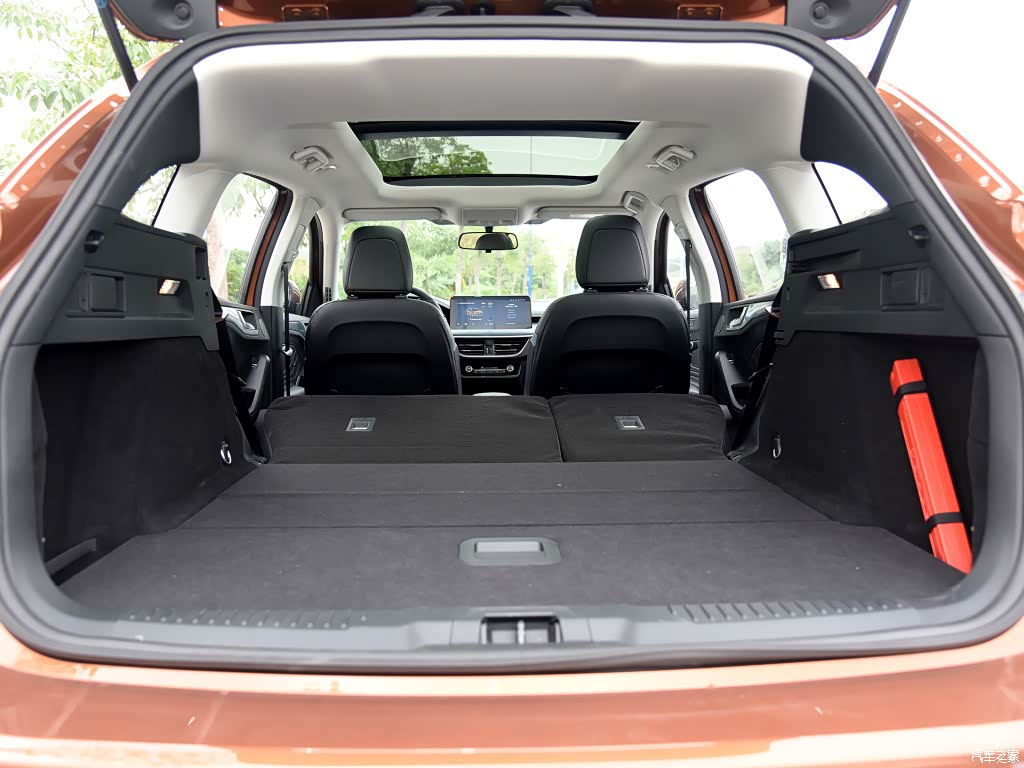 但在行李箱拓展上，福克斯这款旅行版产品似乎还是留下了瑕疵