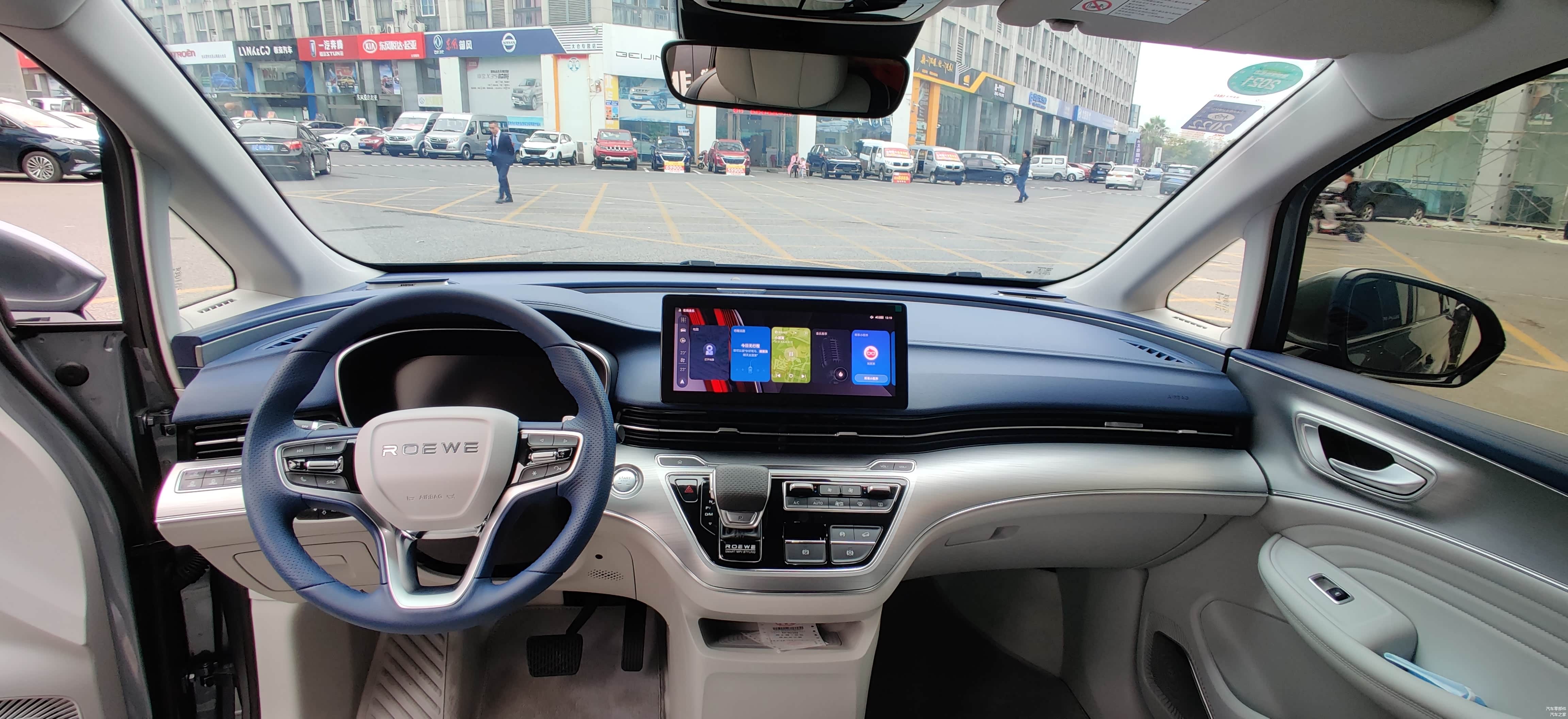 中控大气简洁，科技感实足