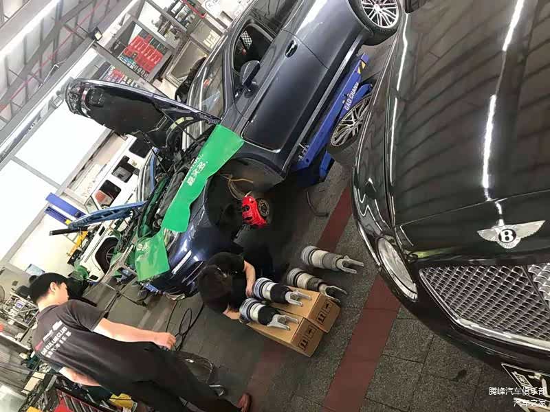 腾峰维修师傅正在更换避震器