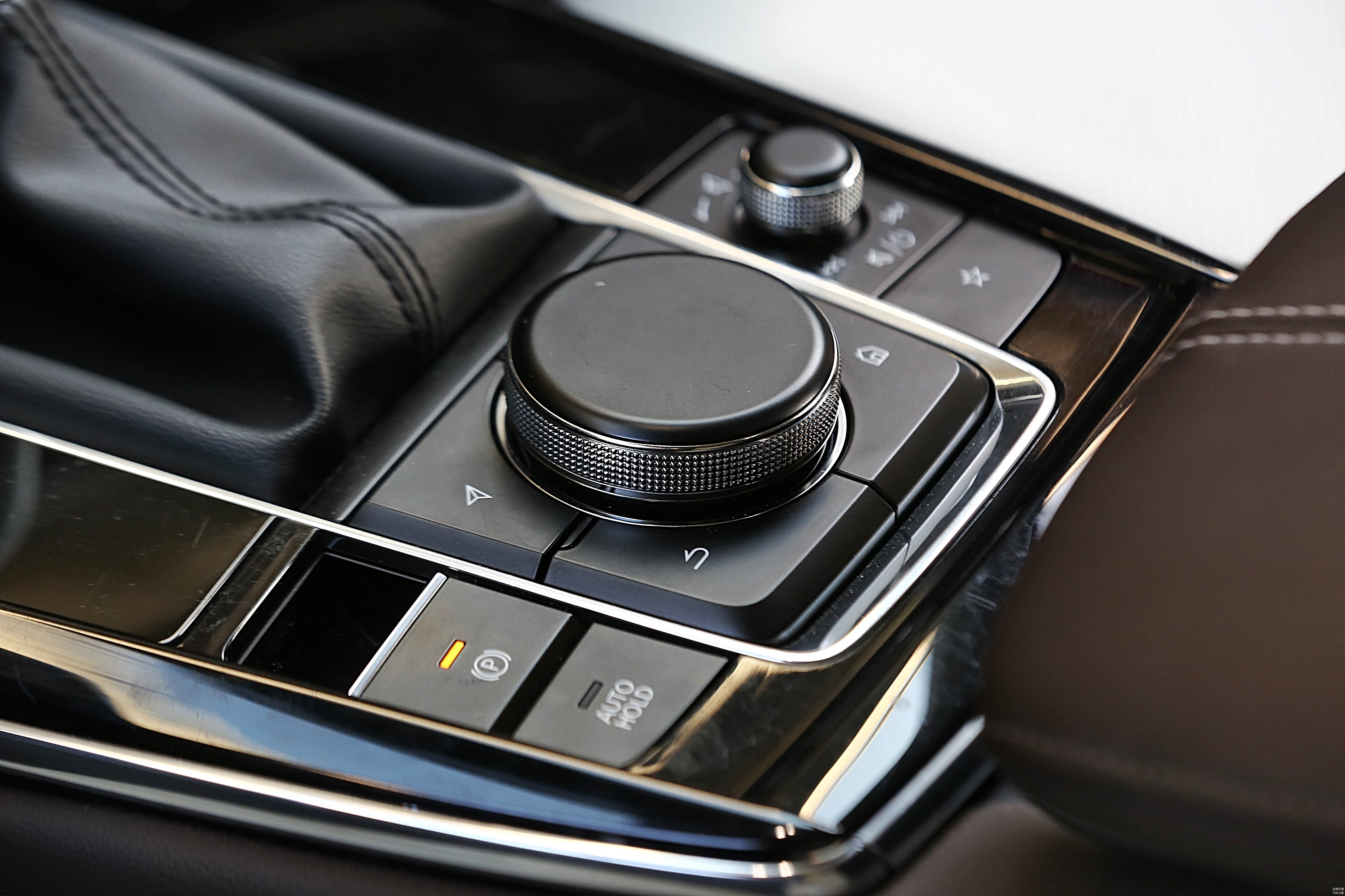 中央旋钮以及周围的快捷键，具有很高的实用性