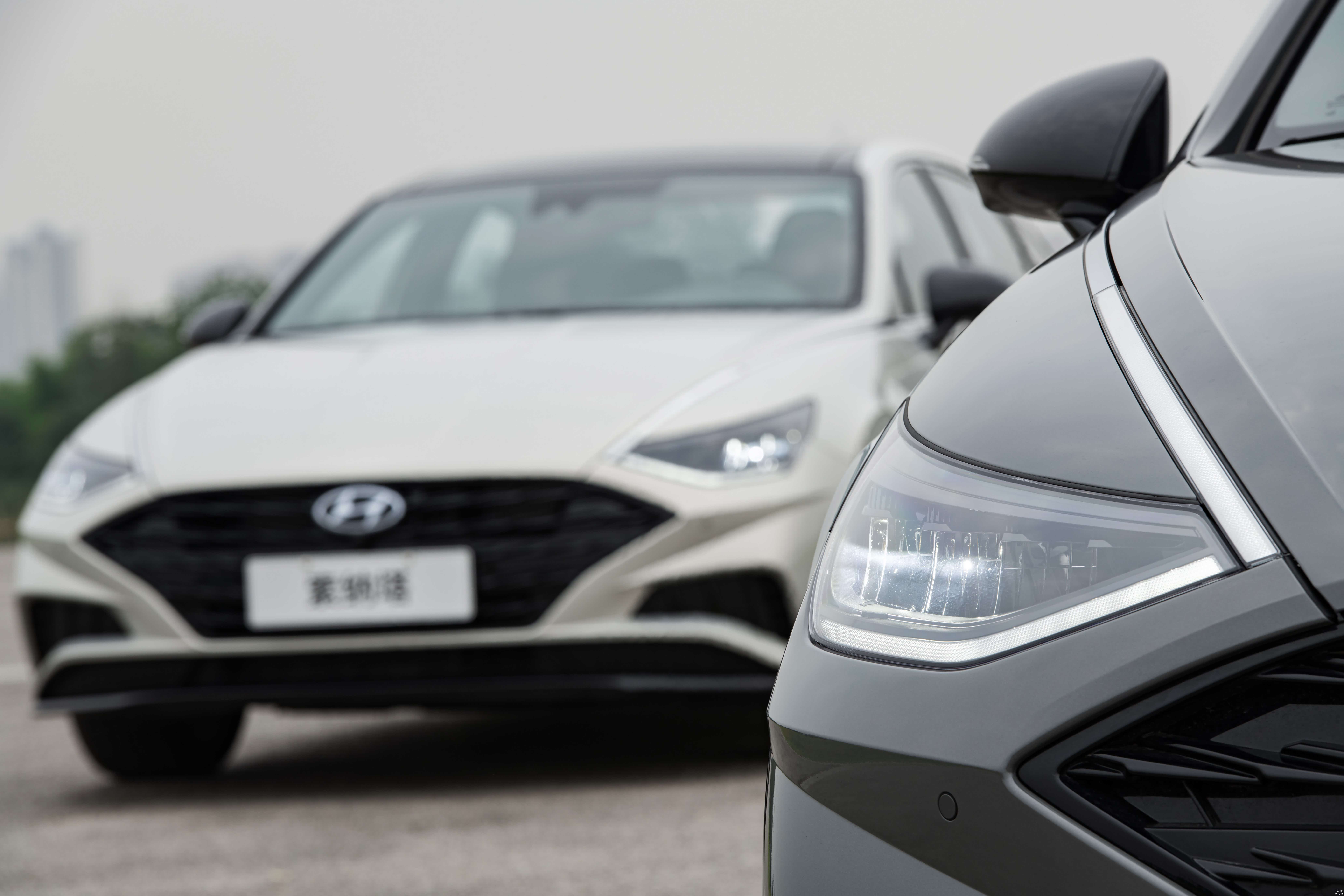 日常为铬装饰风格，而启动后转换为日间行车灯的“隐藏式照明”是全新索纳塔的亮点之一