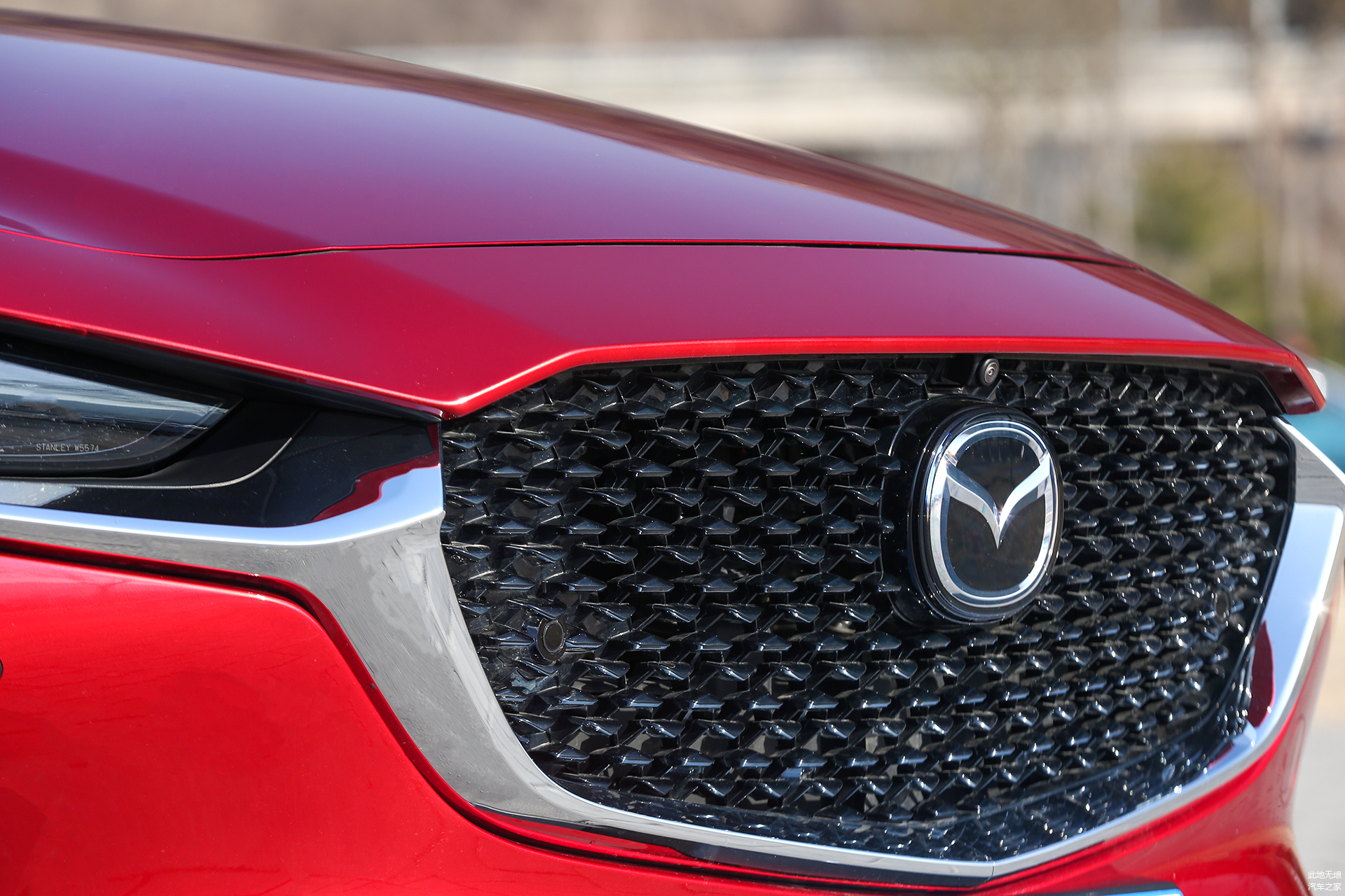 U型镀铬装饰的前进气格栅