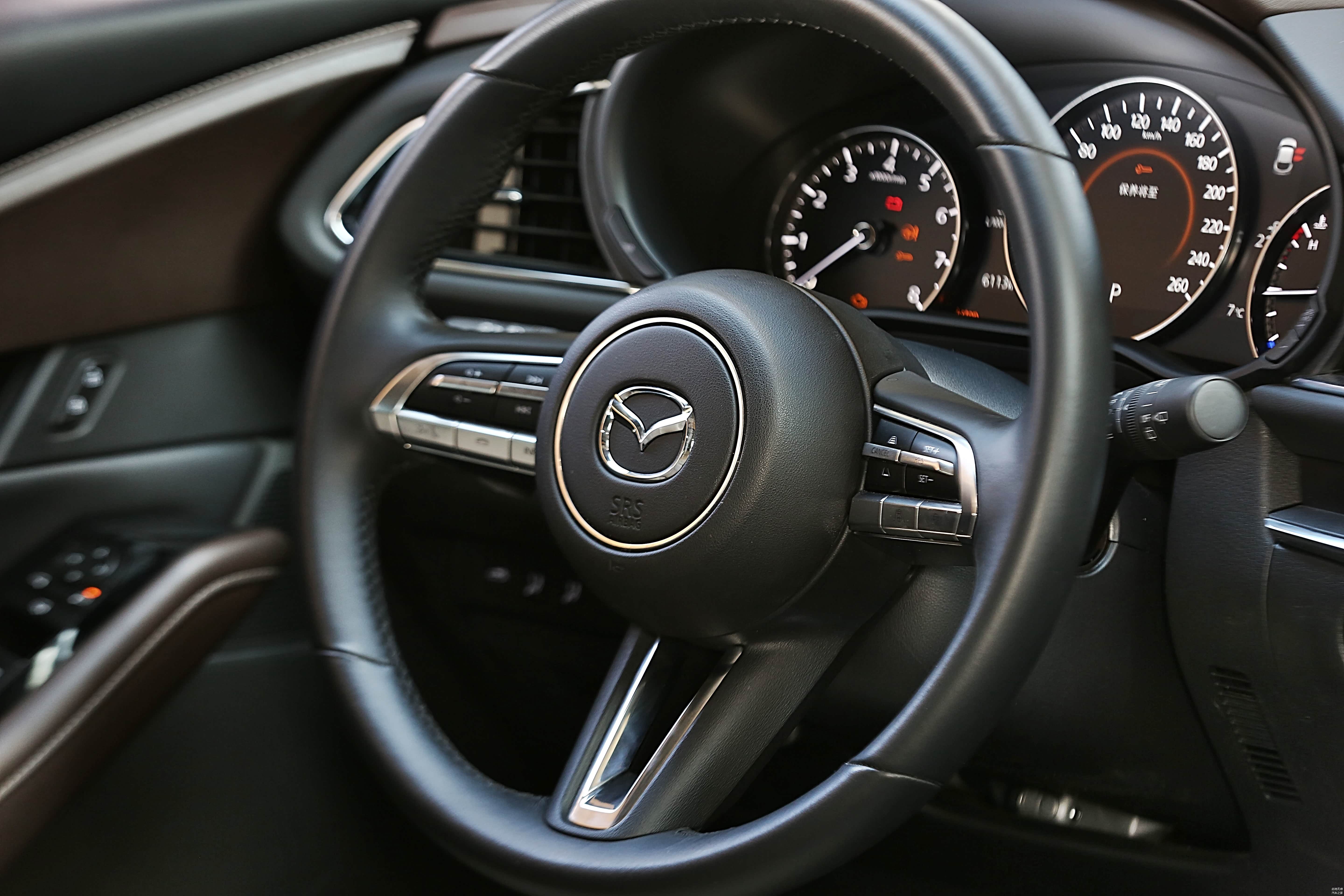 方向盘的握感很好，后面采用的依然是机械式仪表盘。