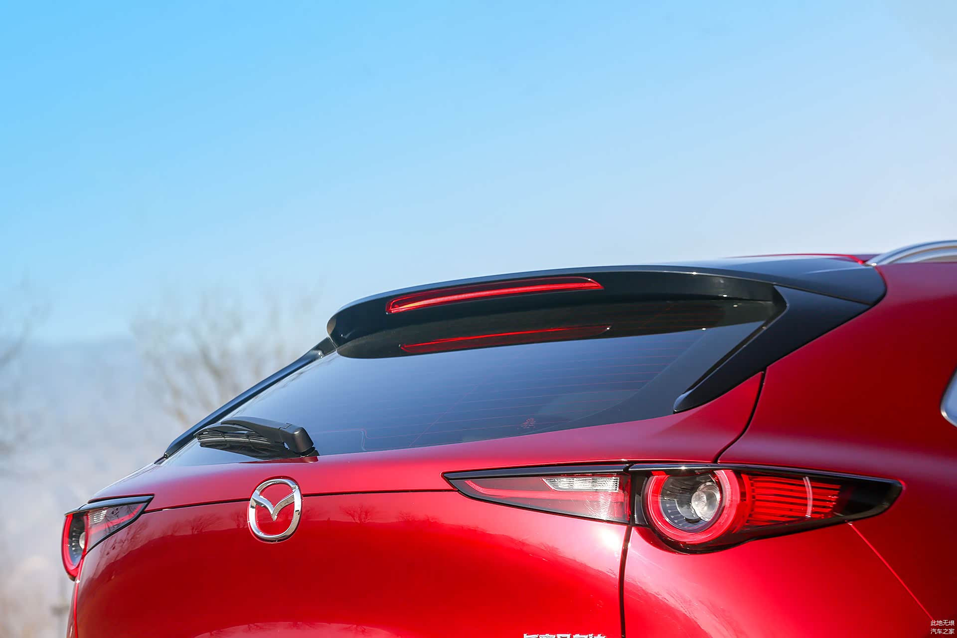 马自达标志性的“O——”“——O”灯带