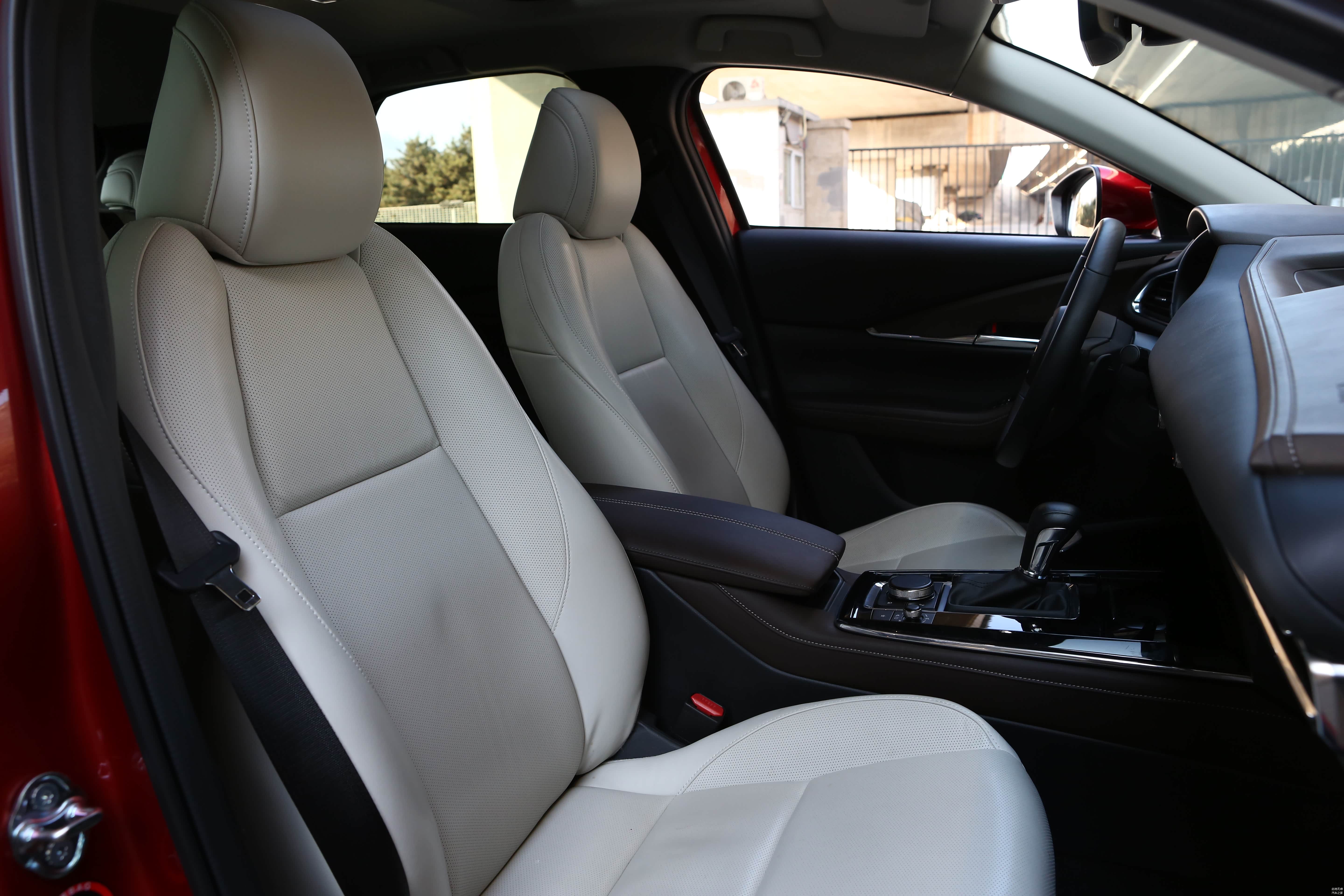 座椅的支撑性和舒适度较高