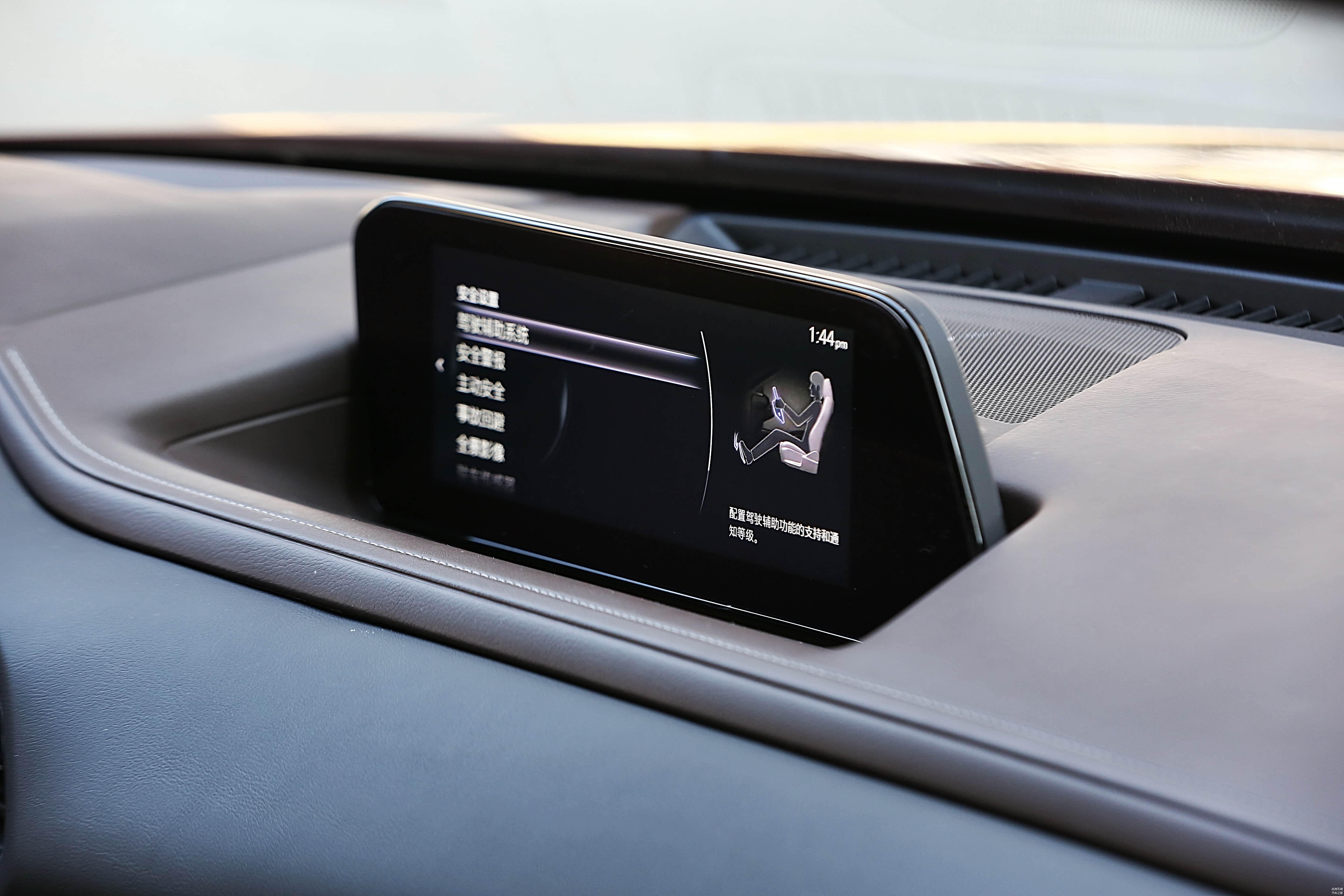 中控台配置有8.8英寸液晶屏