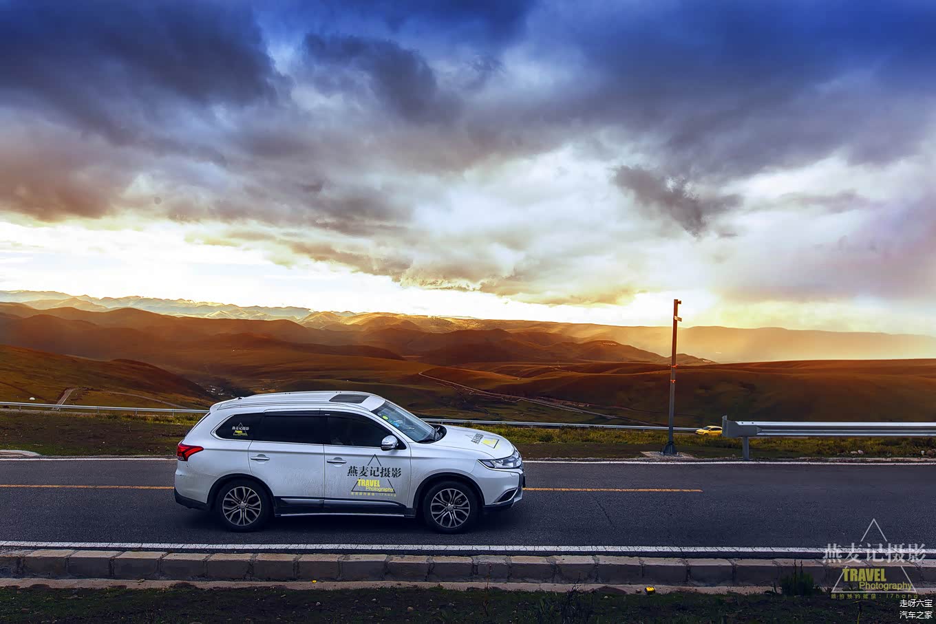 康定机场附近的一条公路，傍晚天空，不远处还下着雨，此行路上印象最深刻的风景。