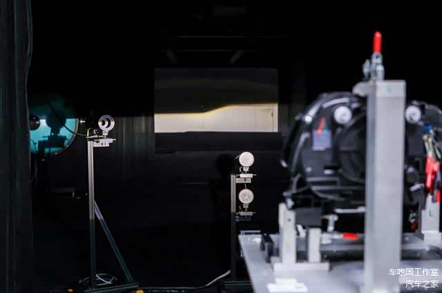 曼德光电实验室拥有全球顶尖的测试设备并符合多项法规标准