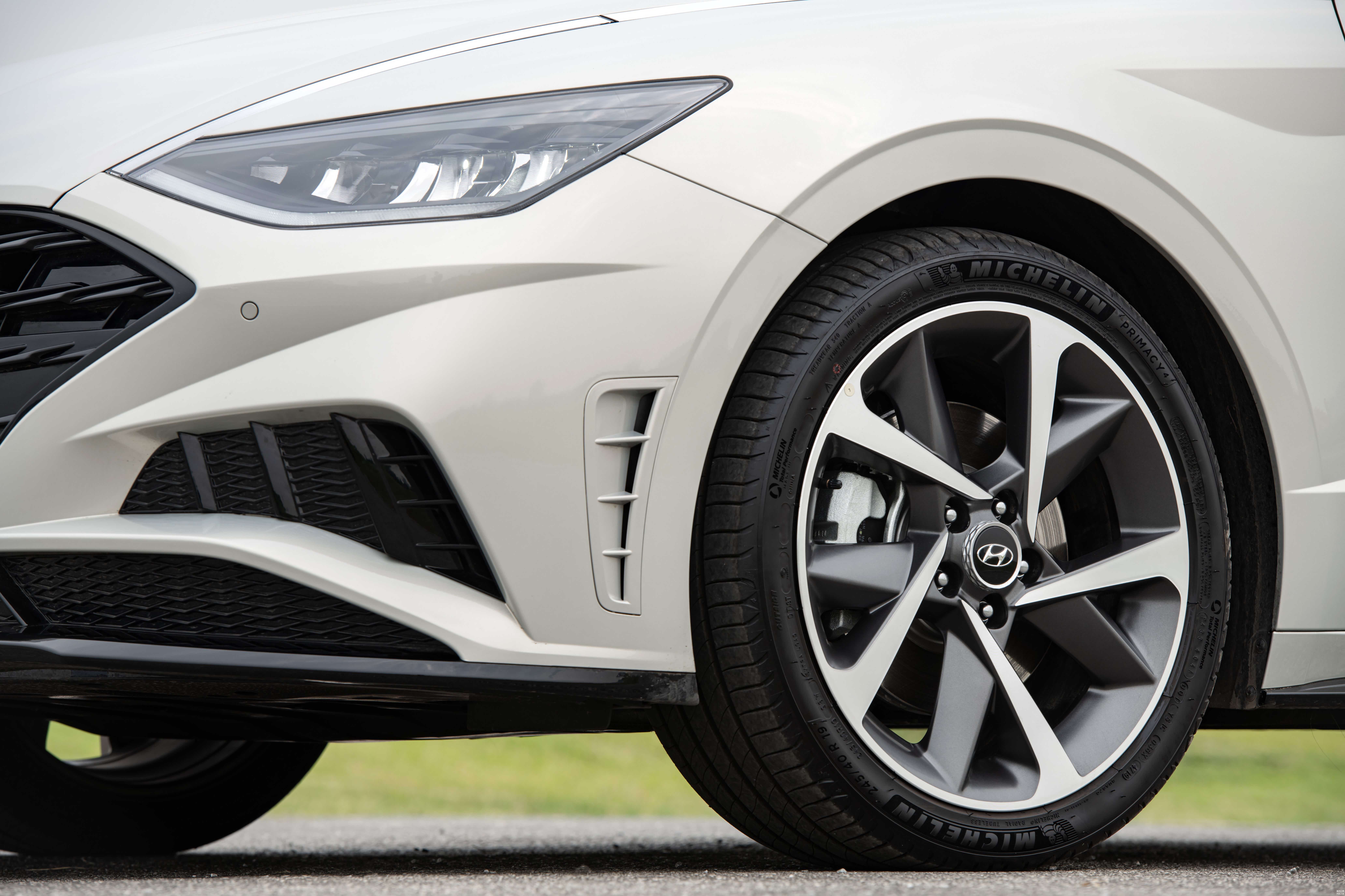 两侧设计有空气导流槽，入门款和次低配为17英寸轮毂，中配两款车型为18英寸轮毂，顶配采用19英寸轮毂