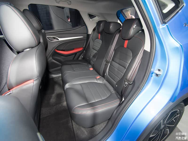 新ZS的座椅很厚实，车内空间在同级别产品中表现不错