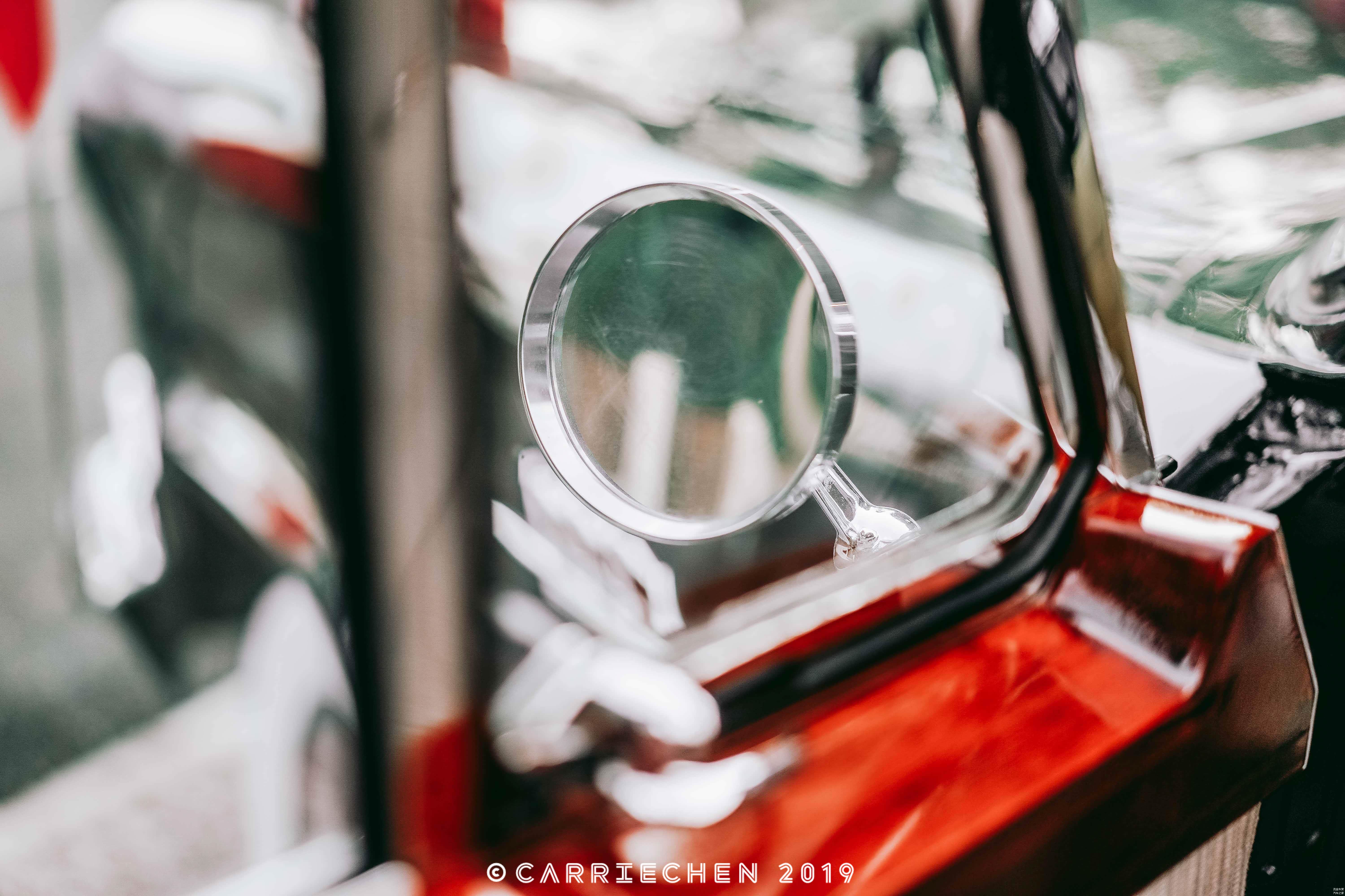 复古的圆镜，给严肃的它带来了小亮点。