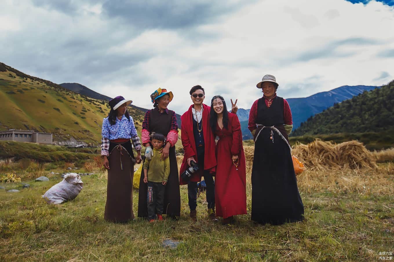 跟藏民的合影，右侧的大妈身高让人羡慕